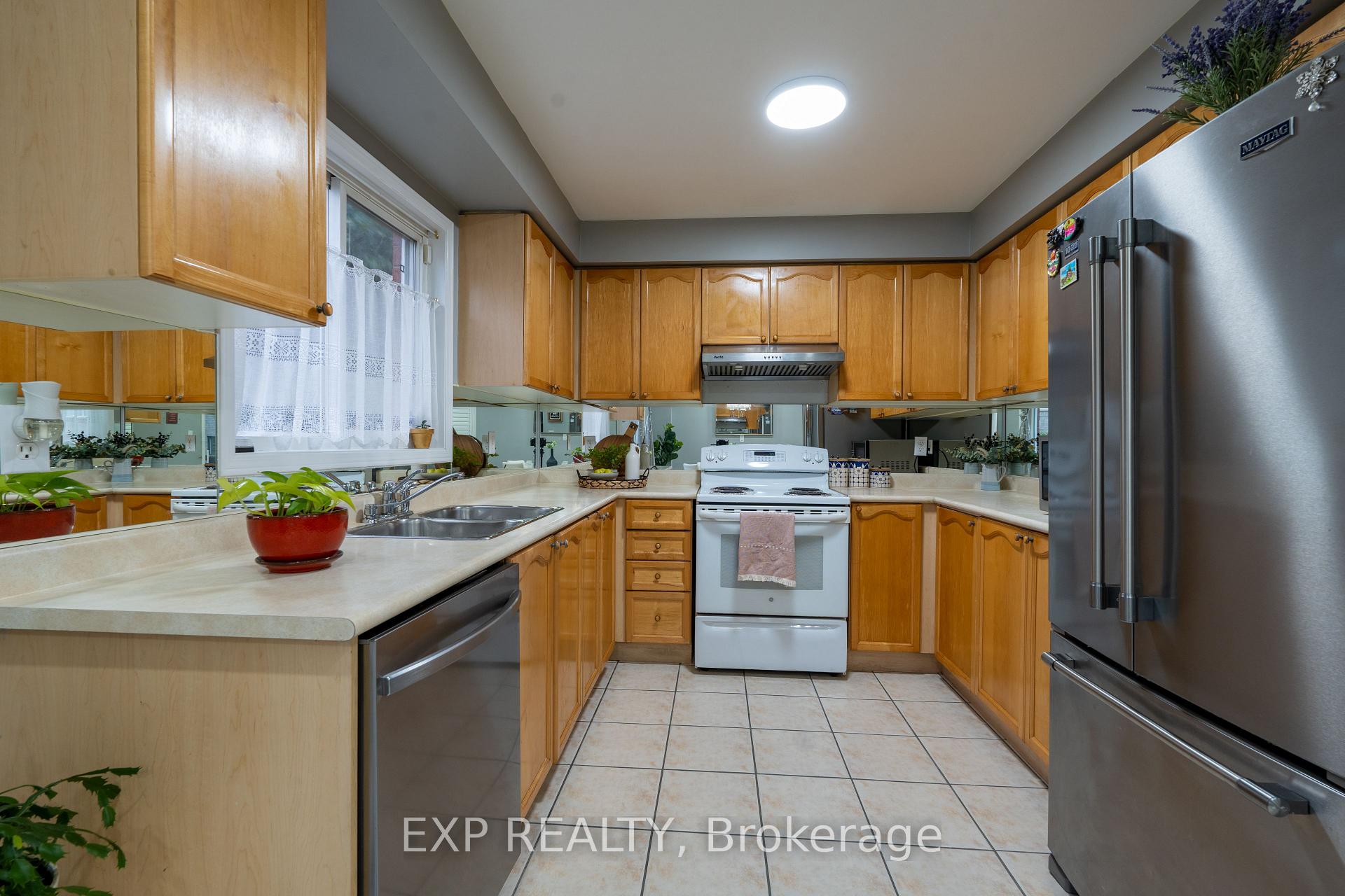 Photo 10 of 37 Farthingale Crescent, Brampton, Fletcher's Meadow — HOMEH