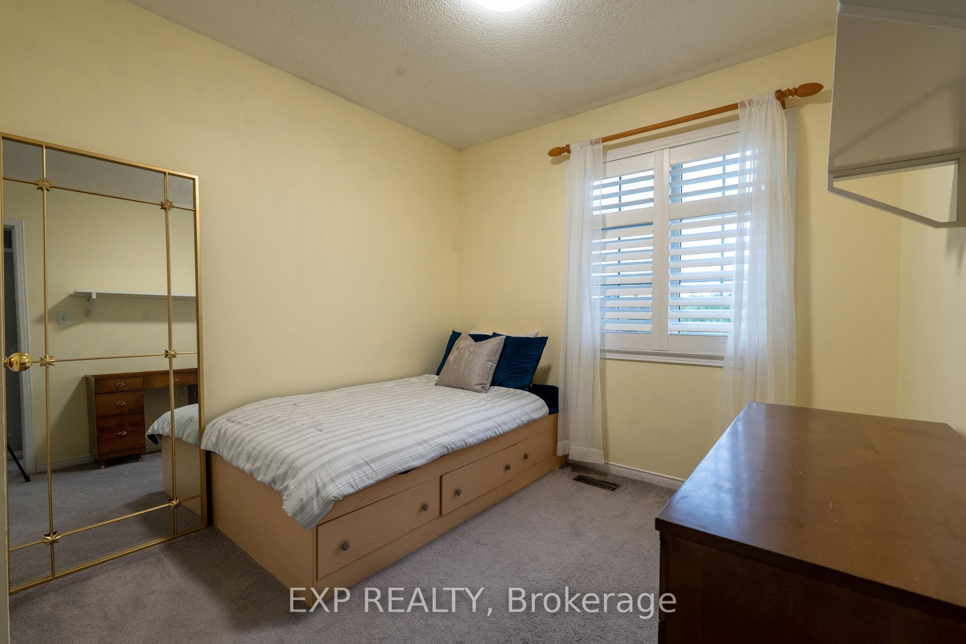 Photo 18 of 37 Farthingale Crescent, Brampton, Fletcher's Meadow — HOMEH