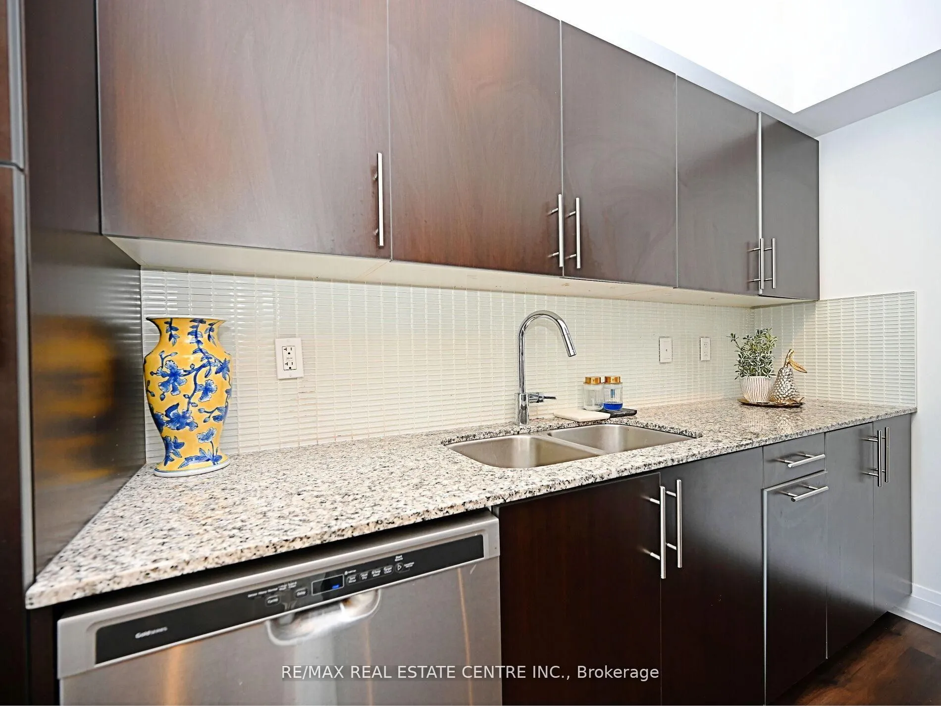 Photo 19 of Unit 505, 65 Speers Rd, Oakville, Central — HOMEH