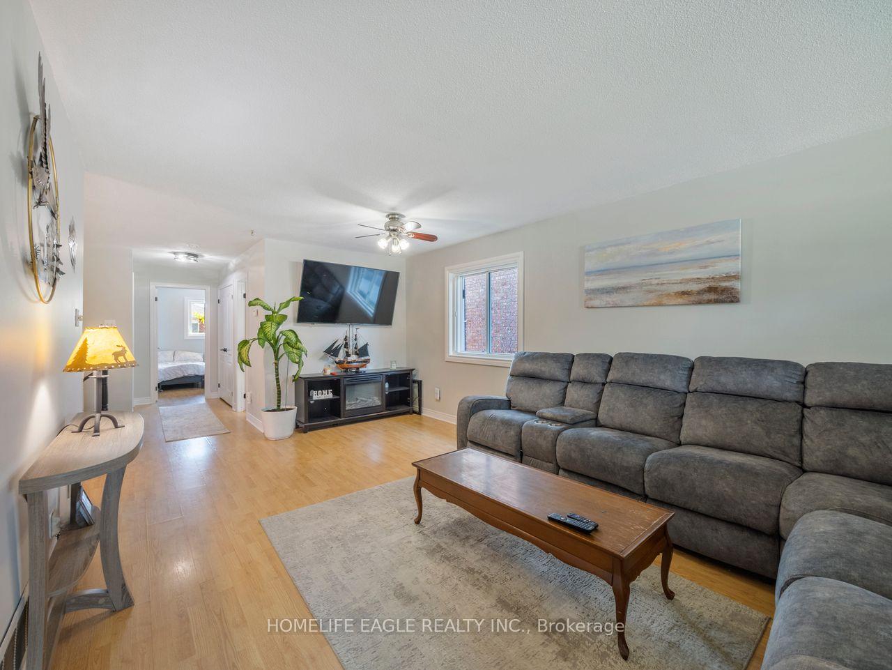 Photo 2 of 15 Brown Wood Drive, Barrie, Little Lake — HOMEH