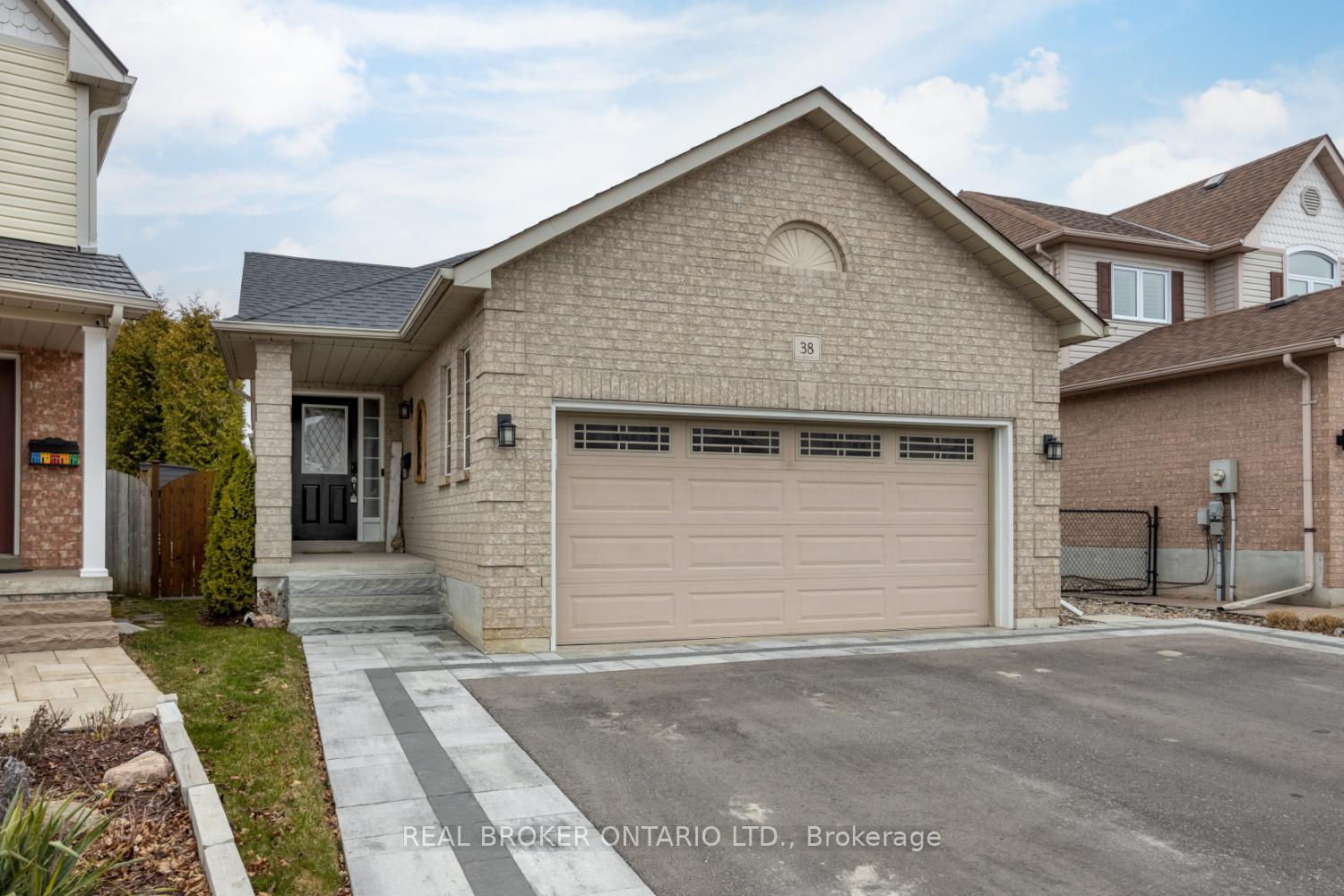 Photo 2 of 38 Brownstone Crescent, Clarington, Courtice — HOMEH