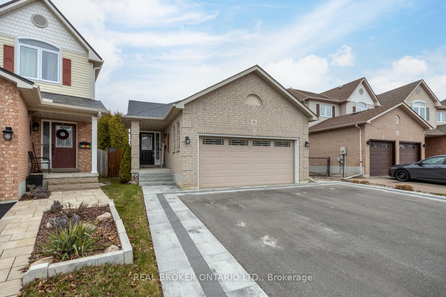 Photo 3 of 38 Brownstone Crescent, Clarington, Courtice — HOMEH