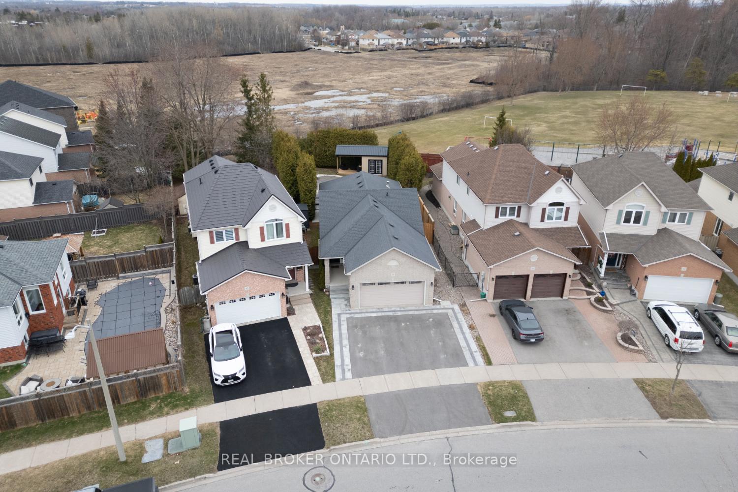 Photo 4 of 38 Brownstone Crescent, Clarington, Courtice — HOMEH