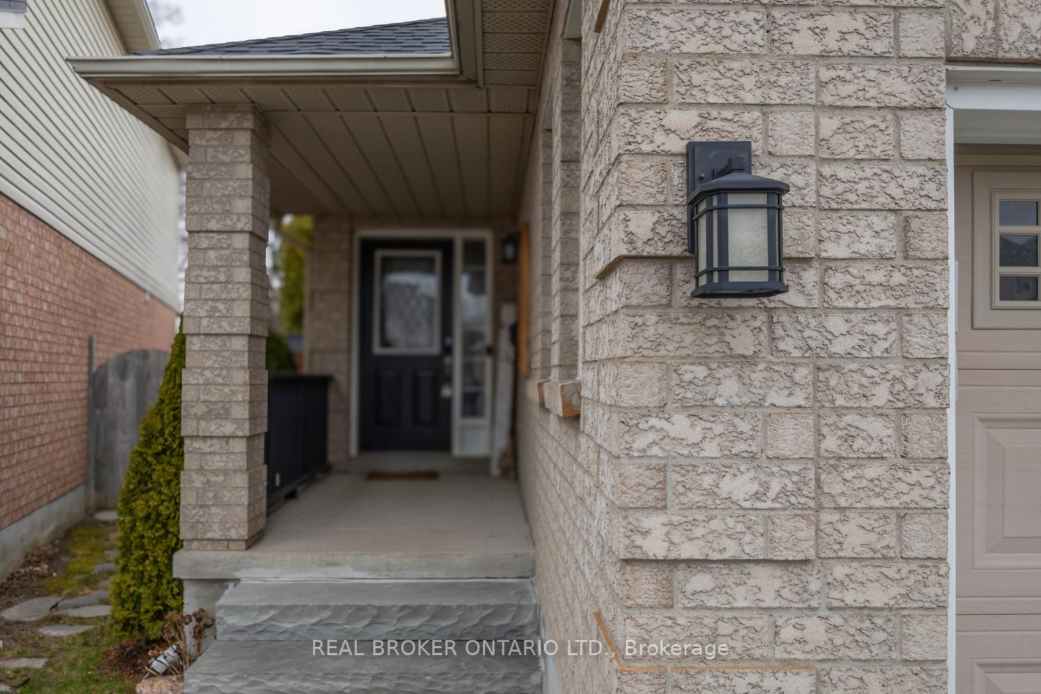 Photo 5 of 38 Brownstone Crescent, Clarington, Courtice — HOMEH