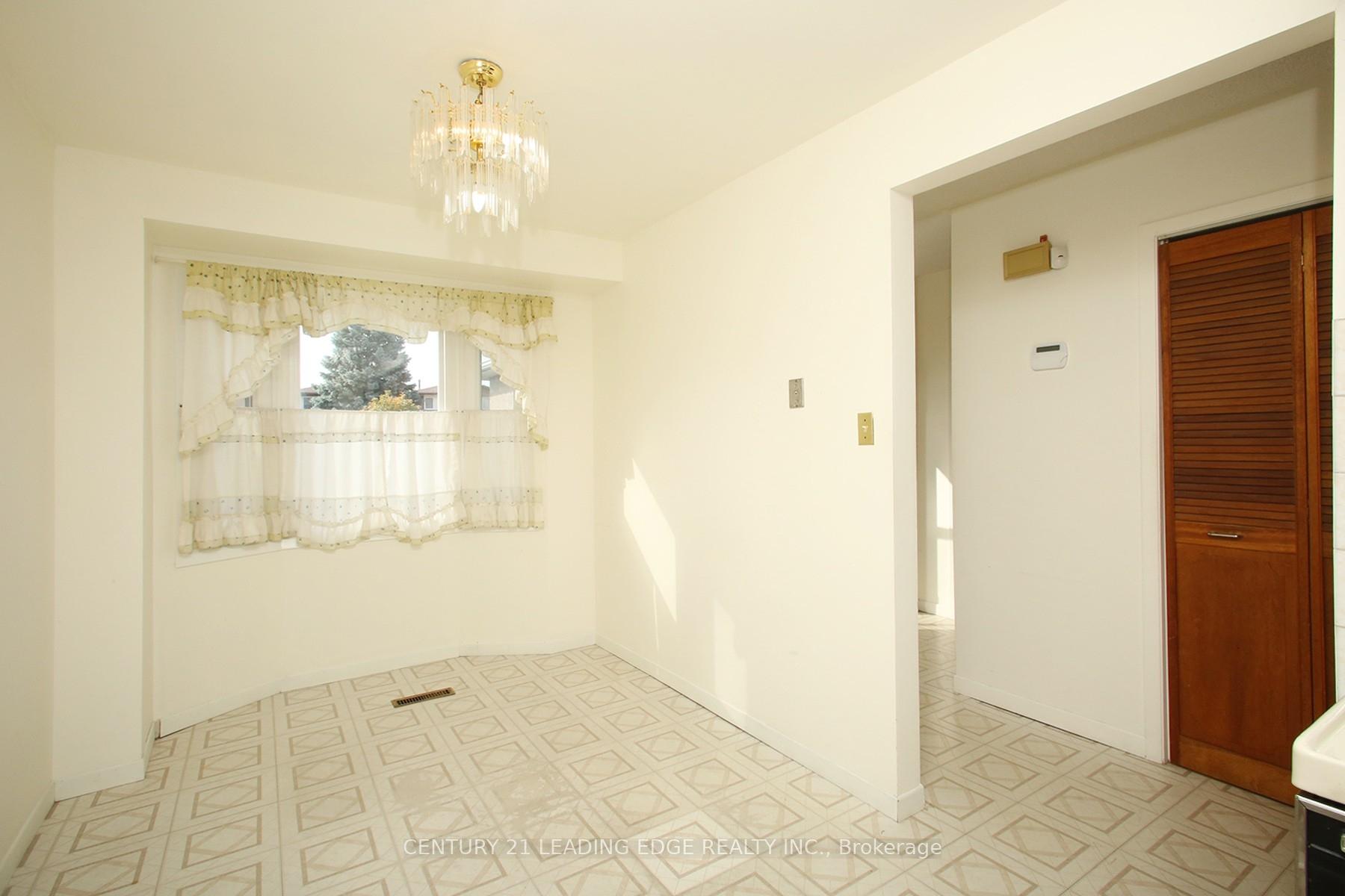 Photo 2 of 33 Newbridge Crescent, Brampton, Westgate — HOMEH