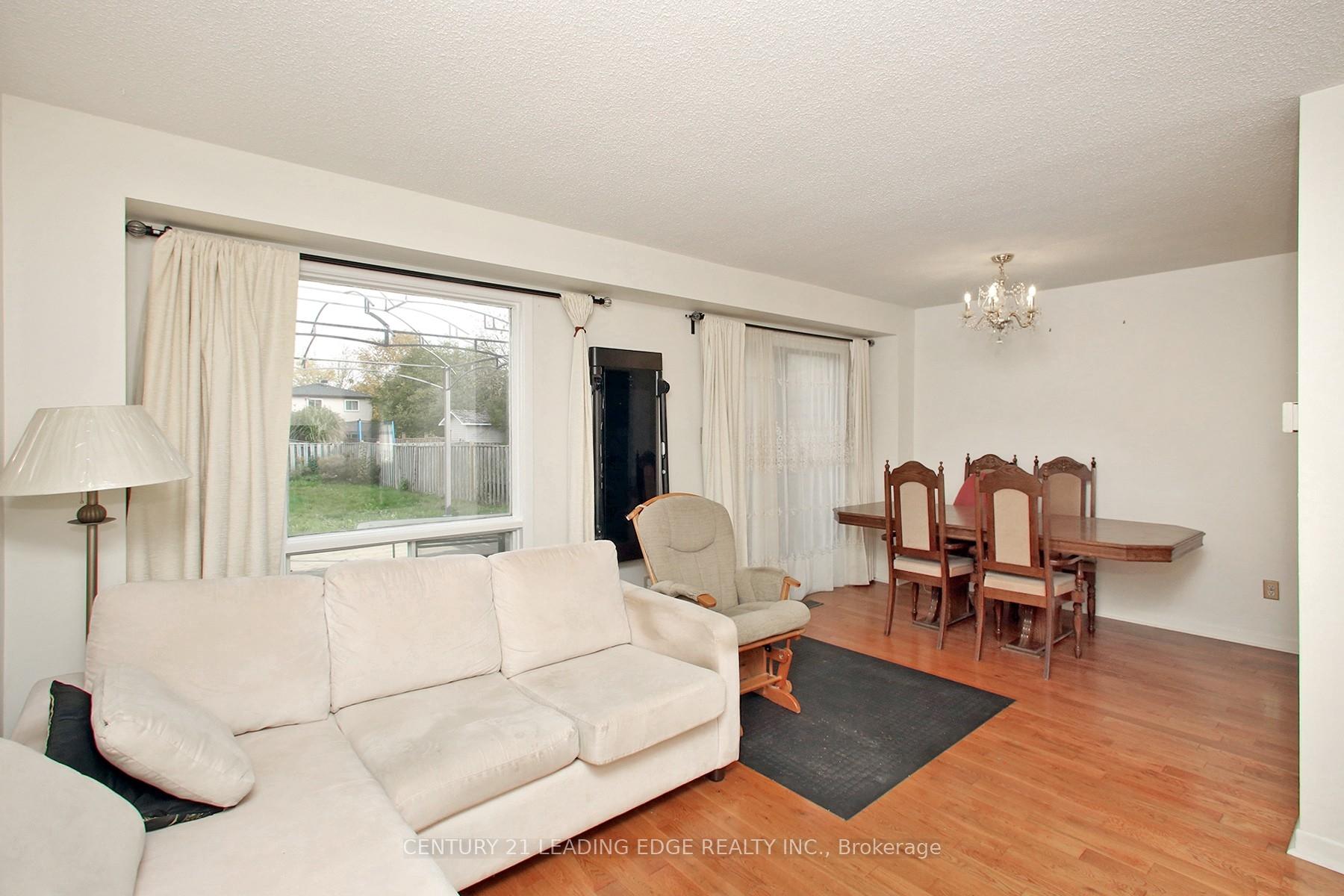 Photo 3 of 33 Newbridge Crescent, Brampton, Westgate — HOMEH