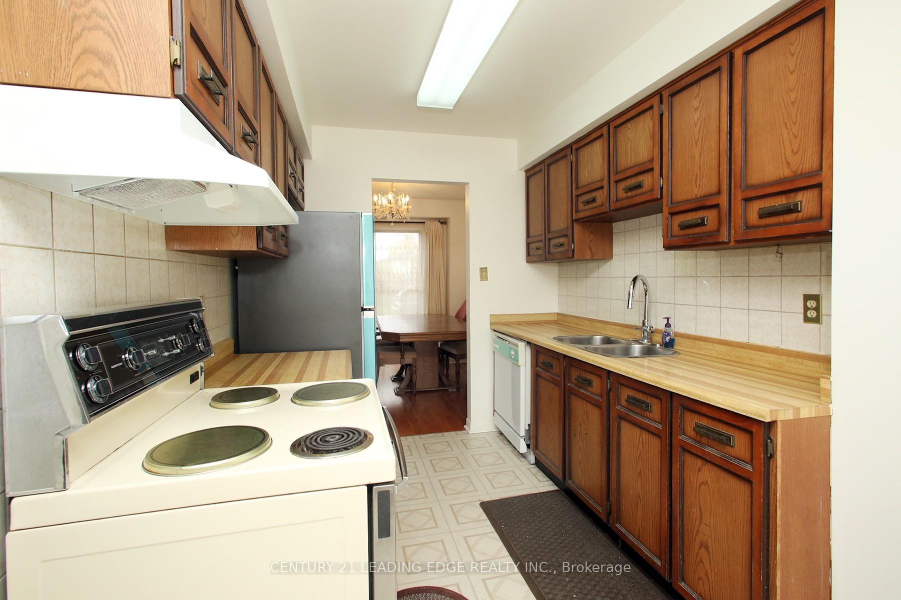 Photo 6 of 33 Newbridge Crescent, Brampton, Westgate — HOMEH