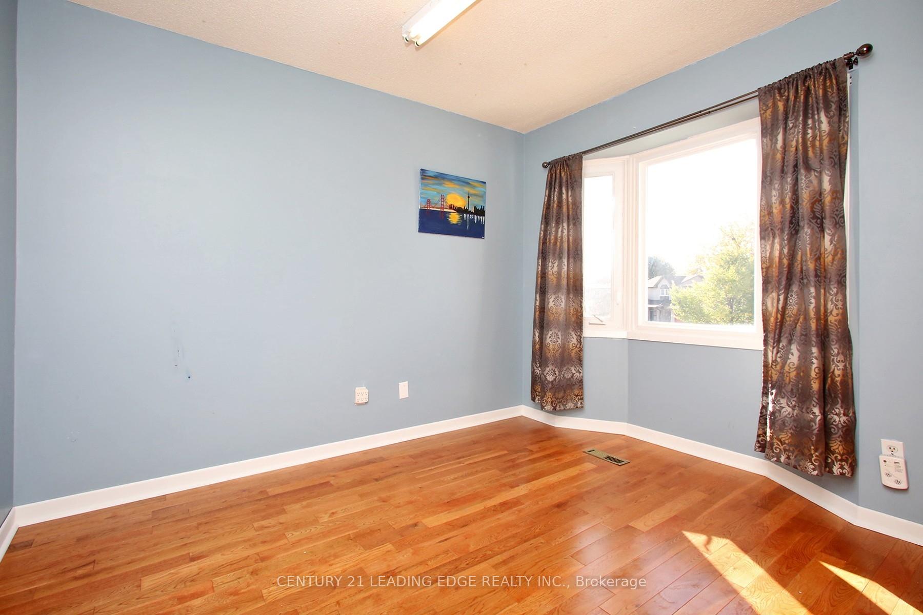 Photo 8 of 33 Newbridge Crescent, Brampton, Westgate — HOMEH