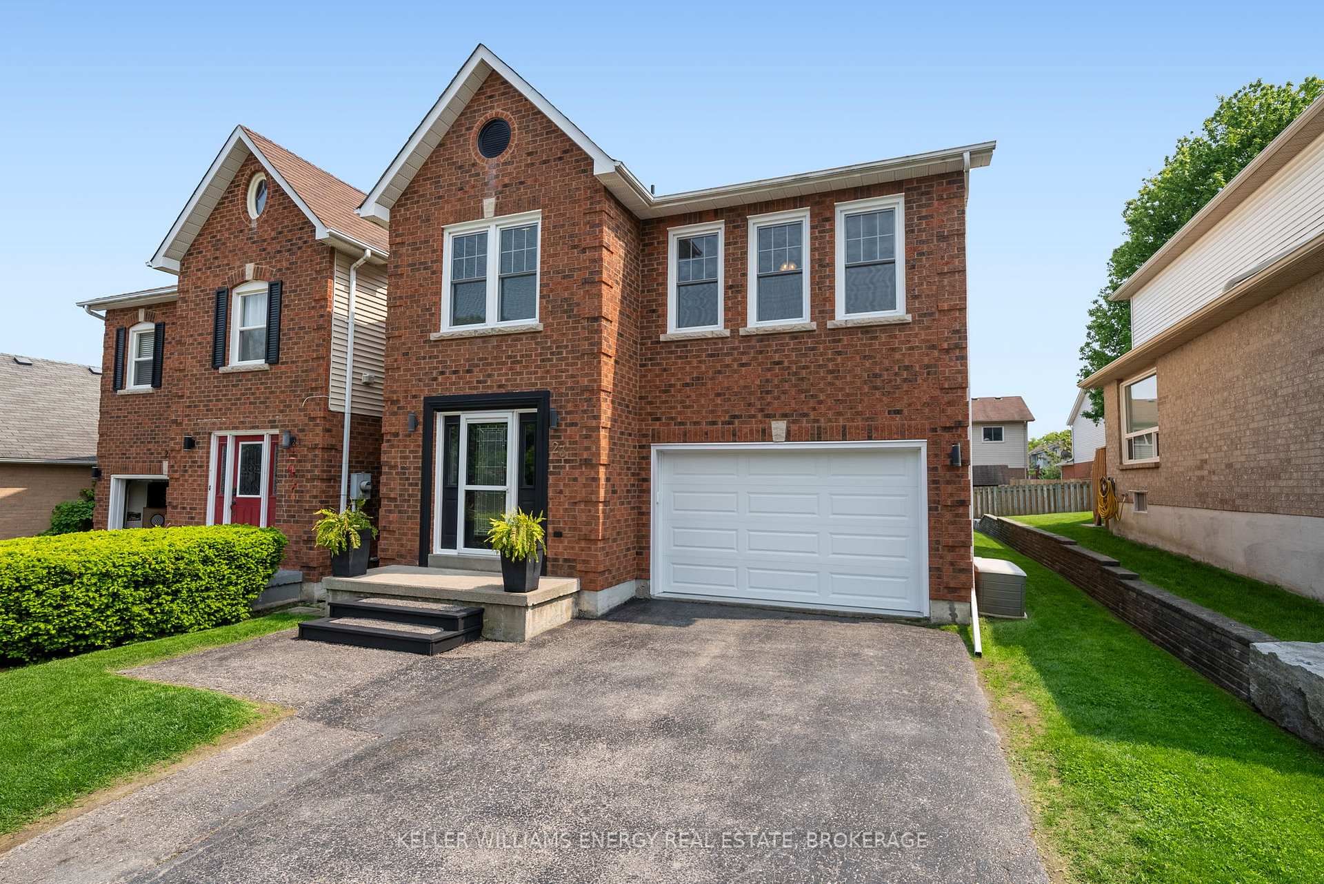 Photo 2 of 23 Mccrimmon Crescent, Clarington, Bowmanville — HOMEH