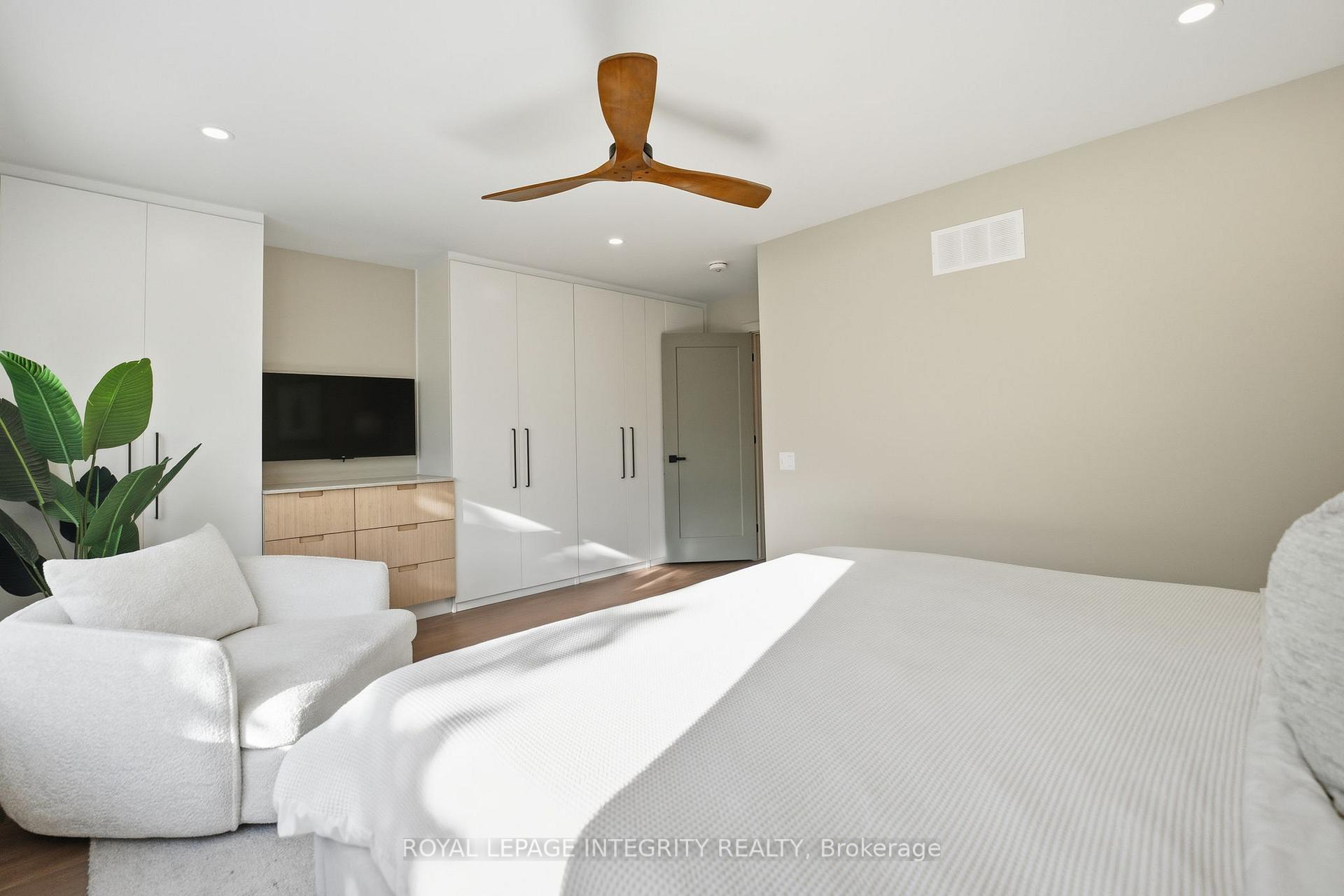 Photo 22 of Unit B, 574 Edison Avenue, Ottawa, McKellar/Highland — HOMEH