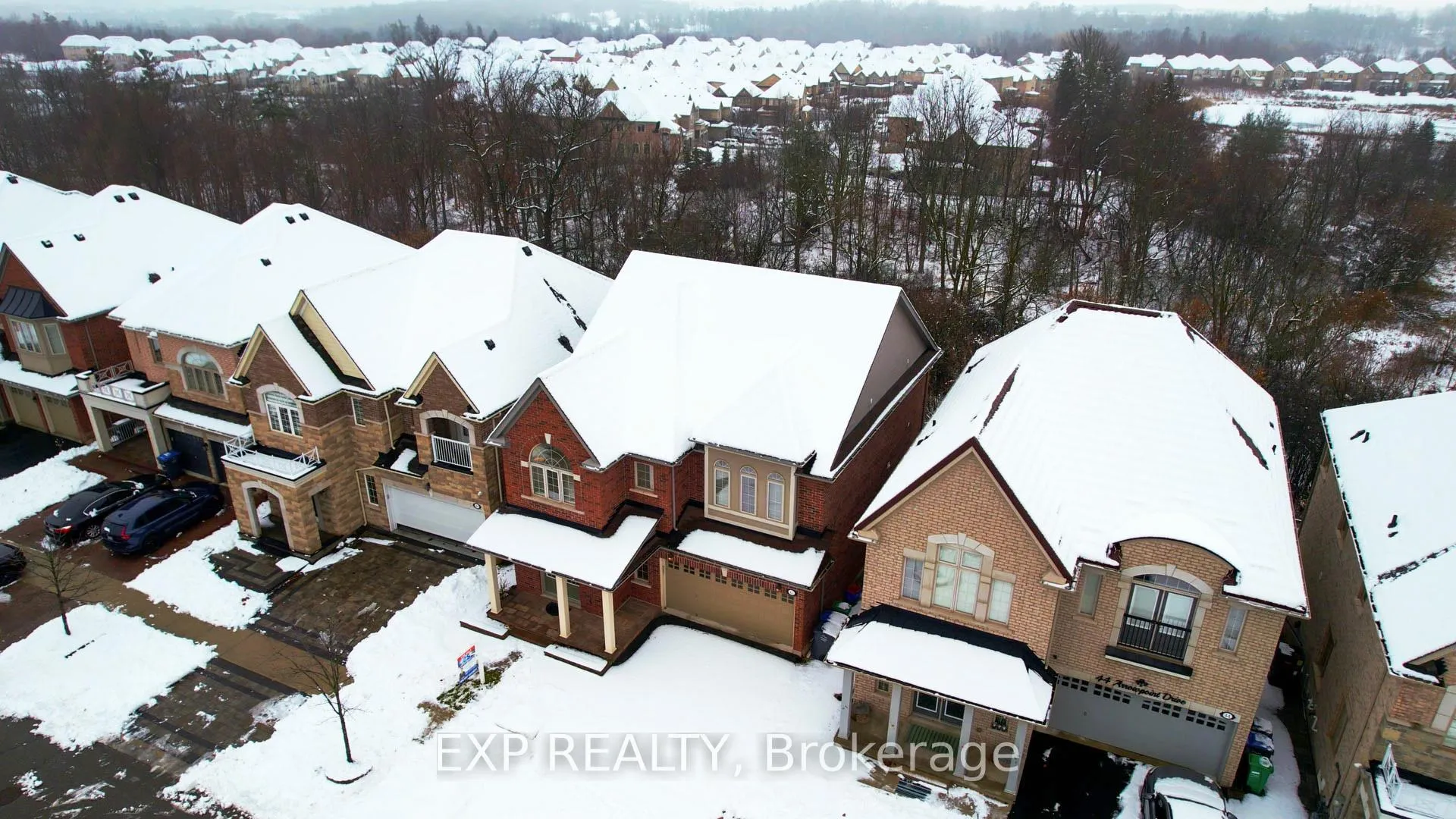 Photo 3 of 42 Arrowpoint Drive, Brampton, Credit Valley — HOMEH