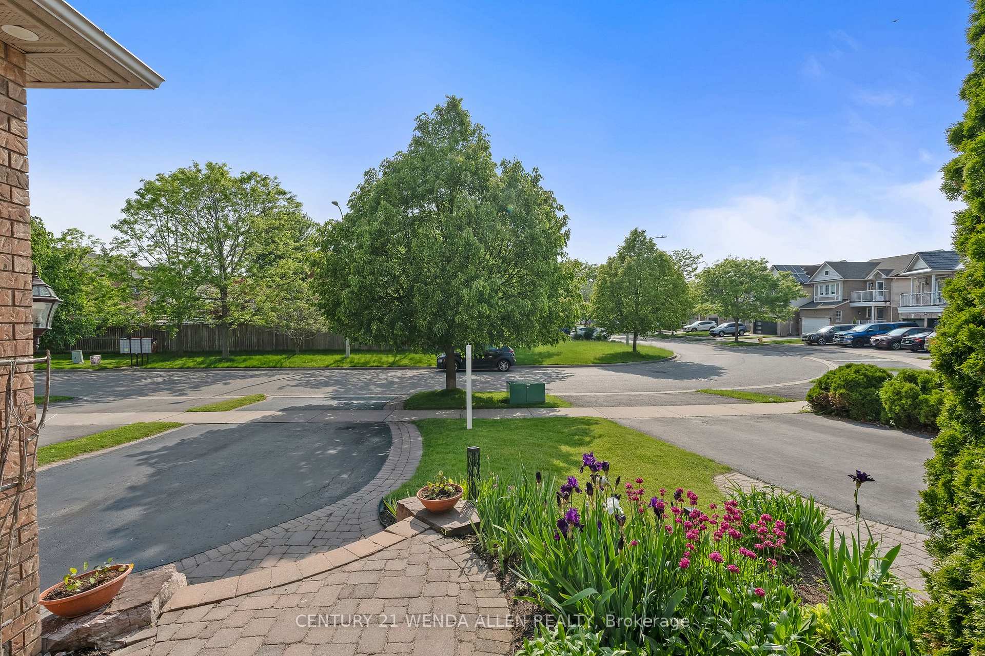 Photo 4 of 213 Madden Place, Clarington, Bowmanville — HOMEH