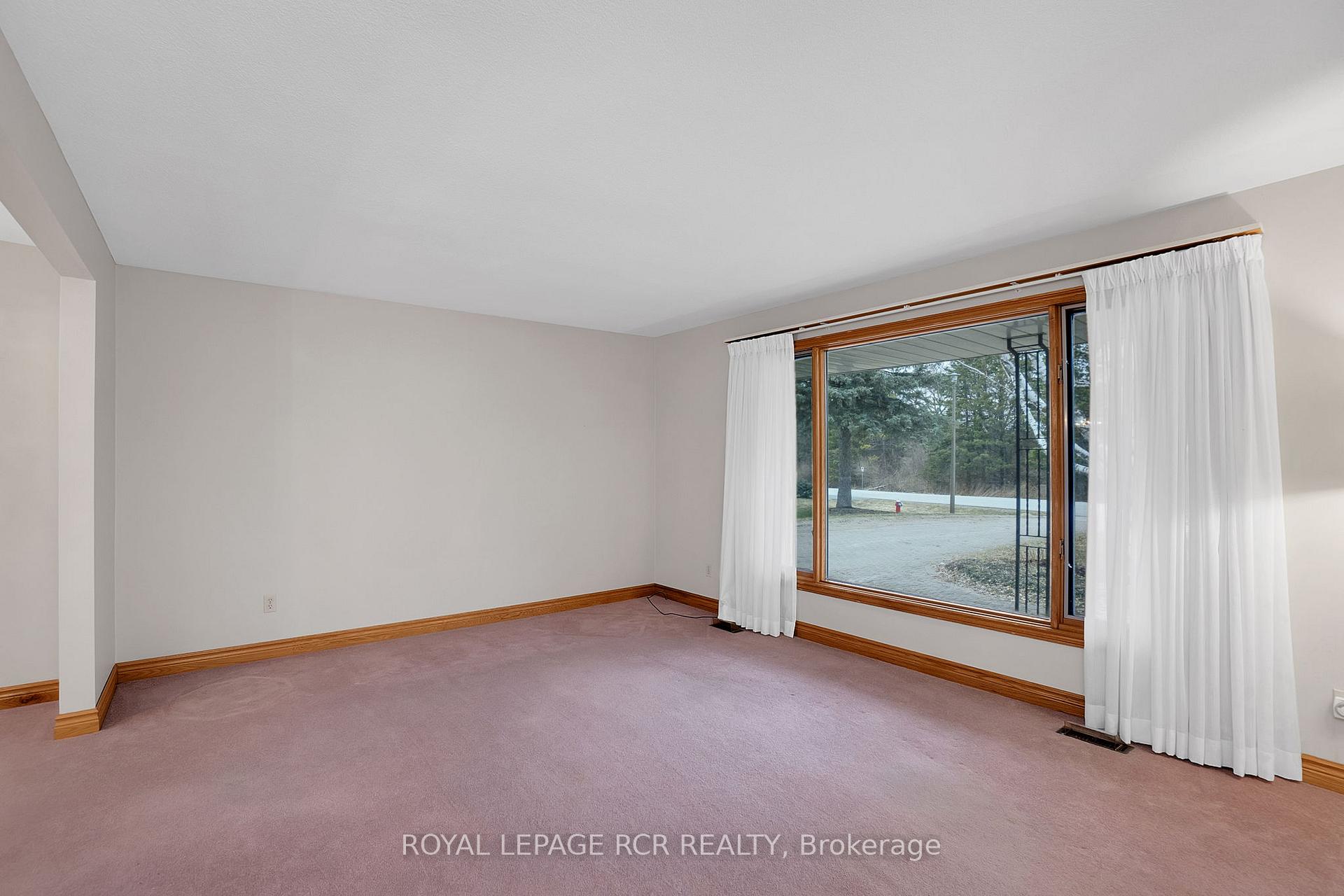 Photo 7 of 8 Westview Crescent, Caledon, Palgrave — HOMEH