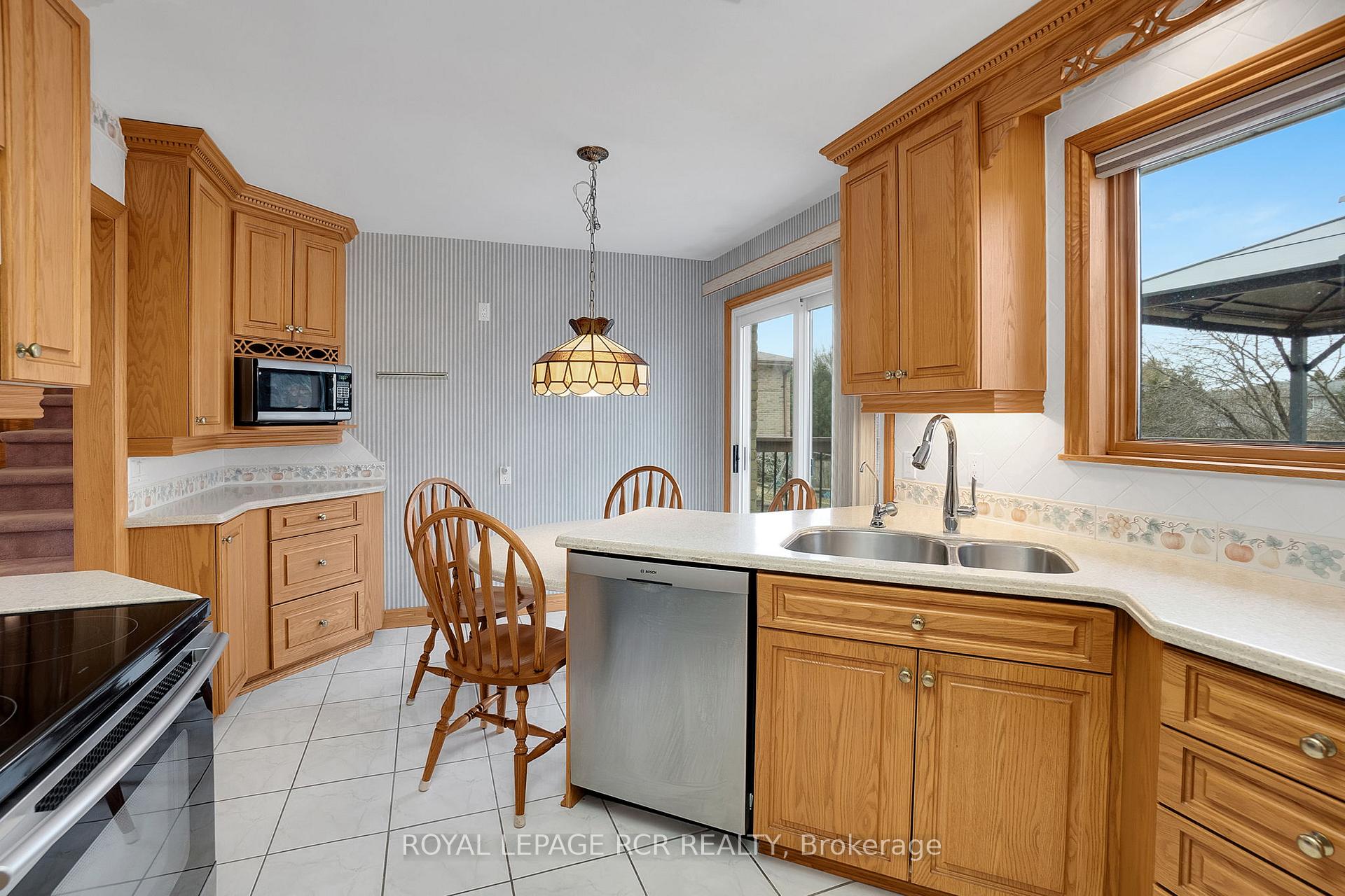 Photo 10 of 8 Westview Crescent, Caledon, Palgrave — HOMEH