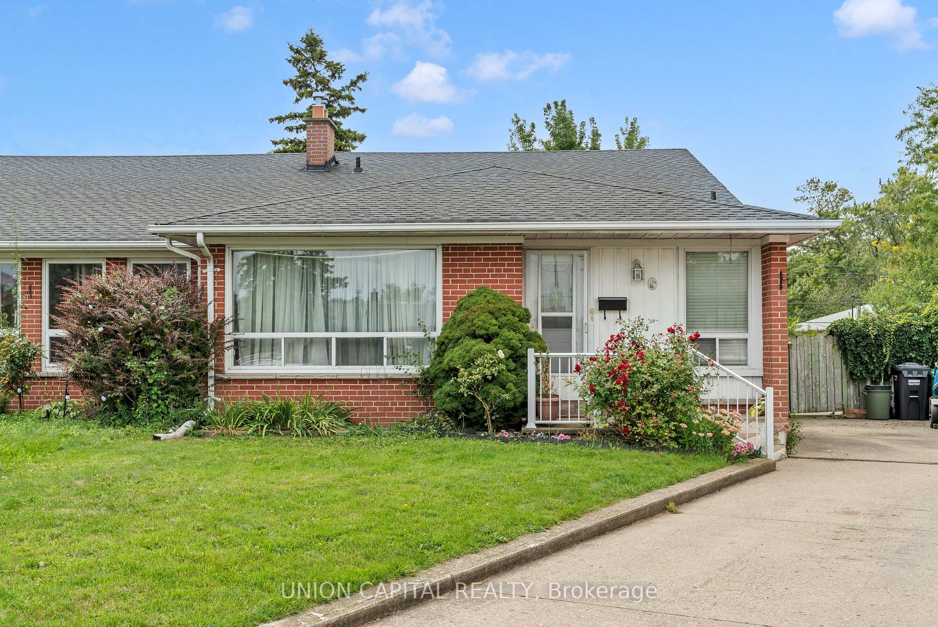 Photo 2 of 19 Ava Court, Brampton, Avondale — HOMEH
