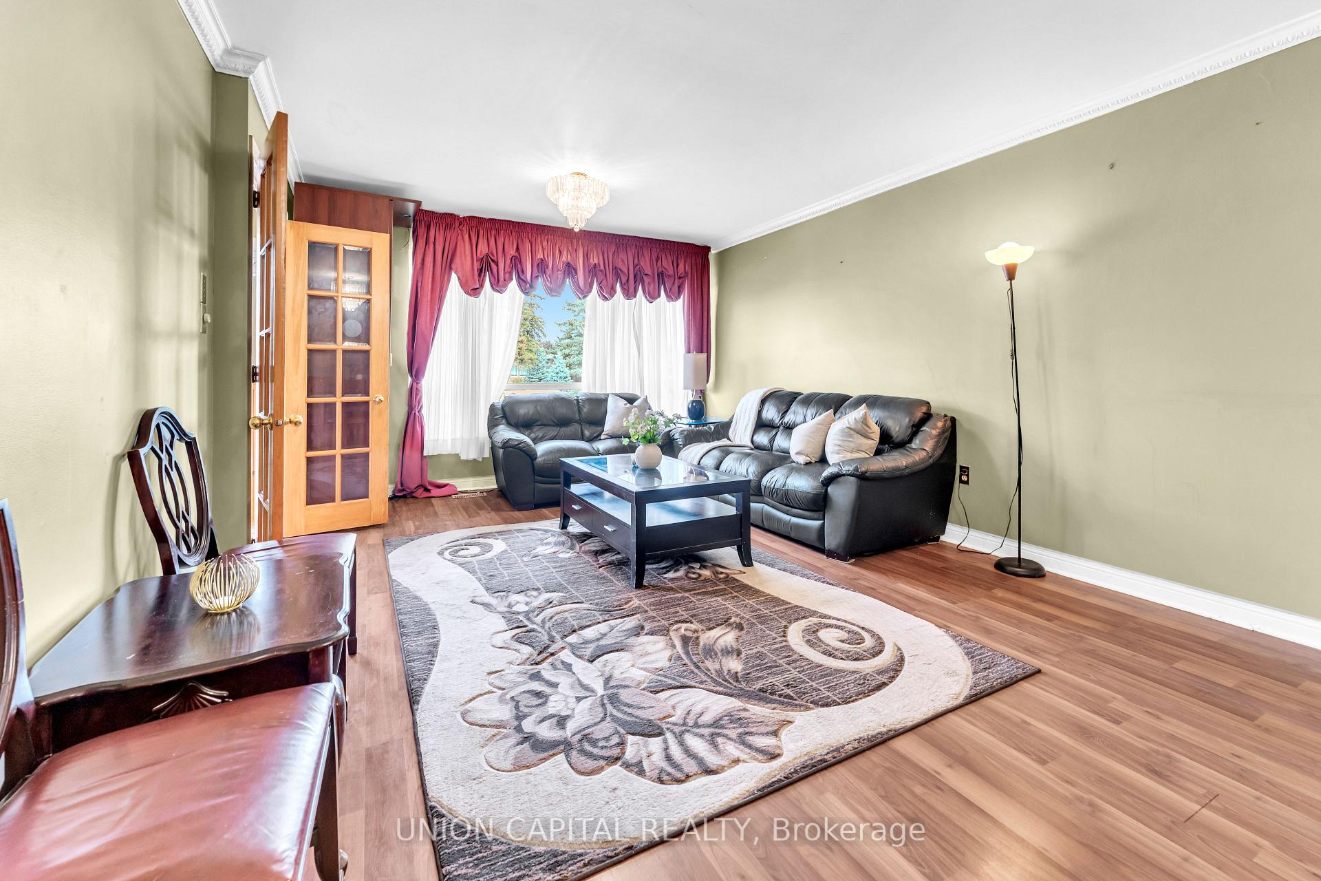 Photo 4 of 19 Ava Court, Brampton, Avondale — HOMEH