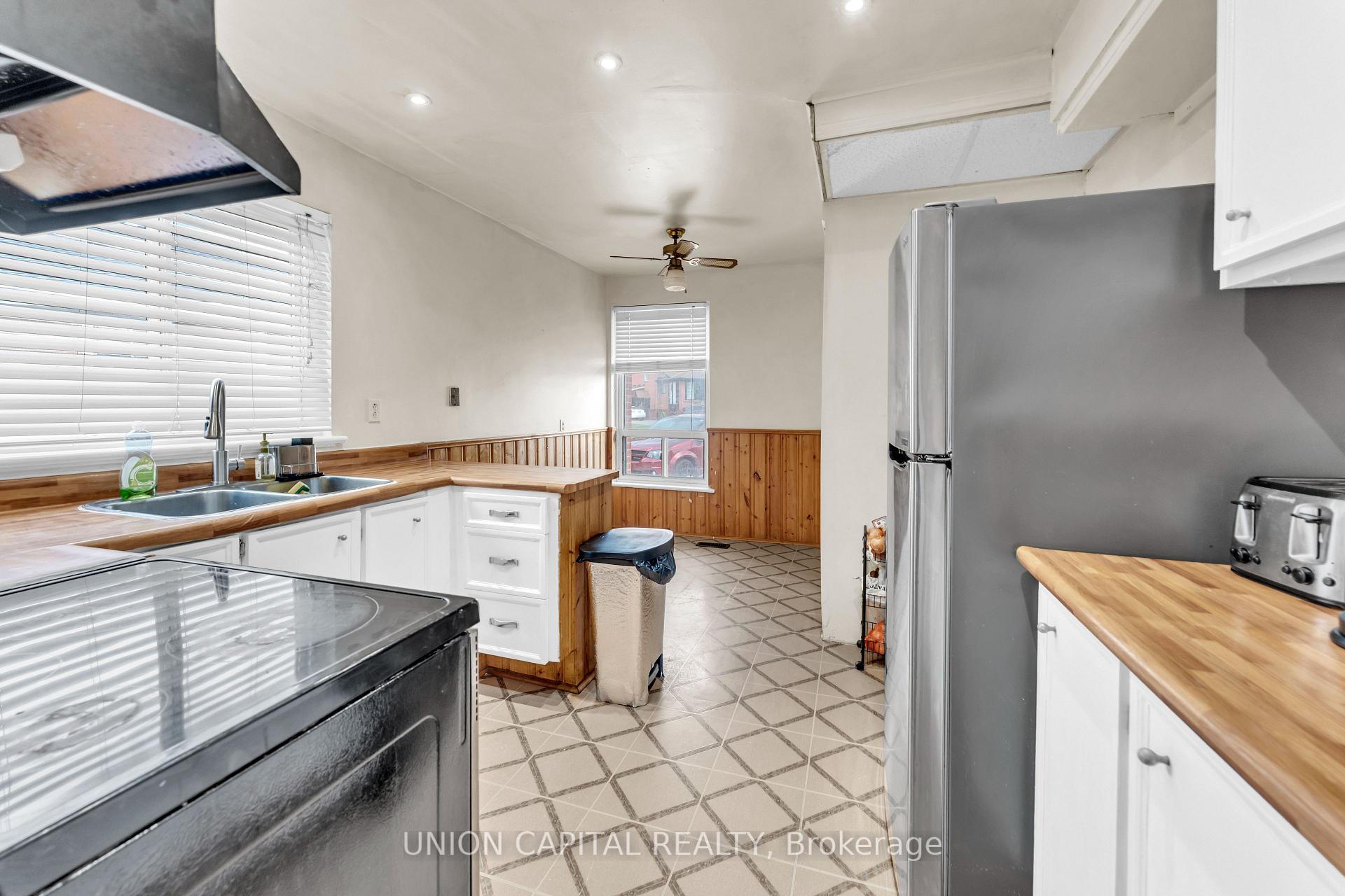 Photo 12 of 19 Ava Court, Brampton, Avondale — HOMEH