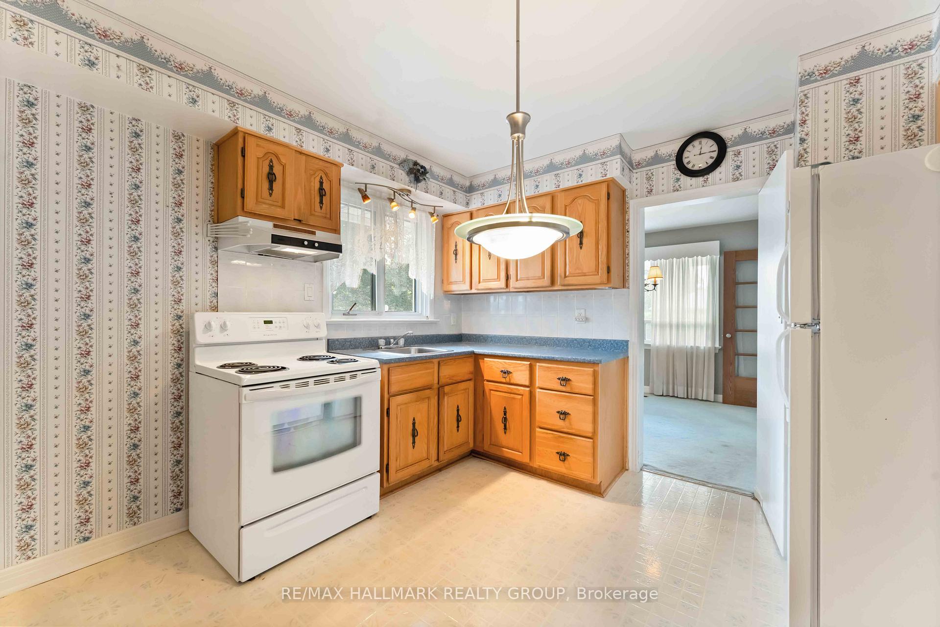 Photo 7 of 2055 Neepawa Avenue, Ottawa, Carlingwood — HOMEH
