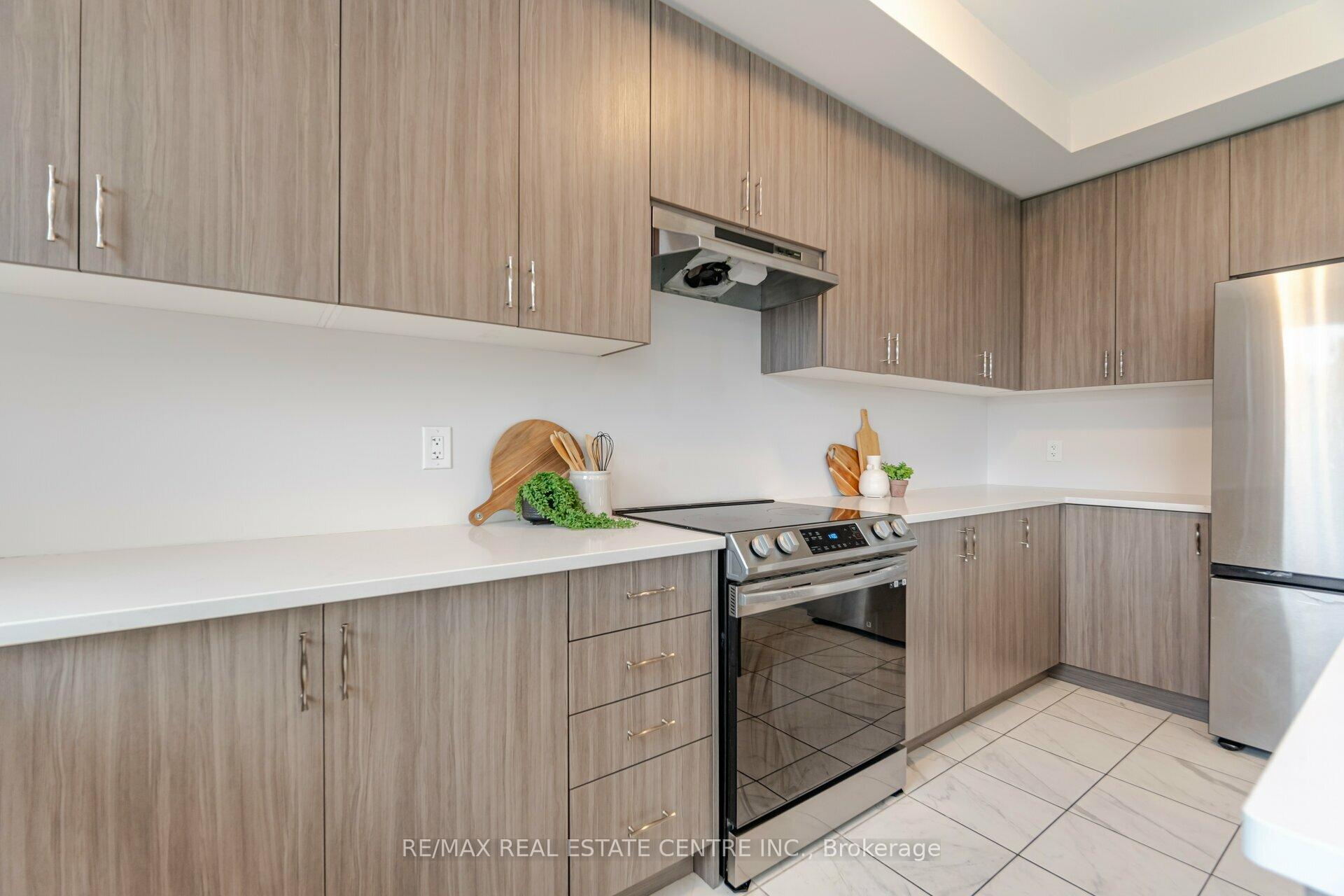 Photo 9 of 115 Crossmore Crescent, Cambridge — HOMEH