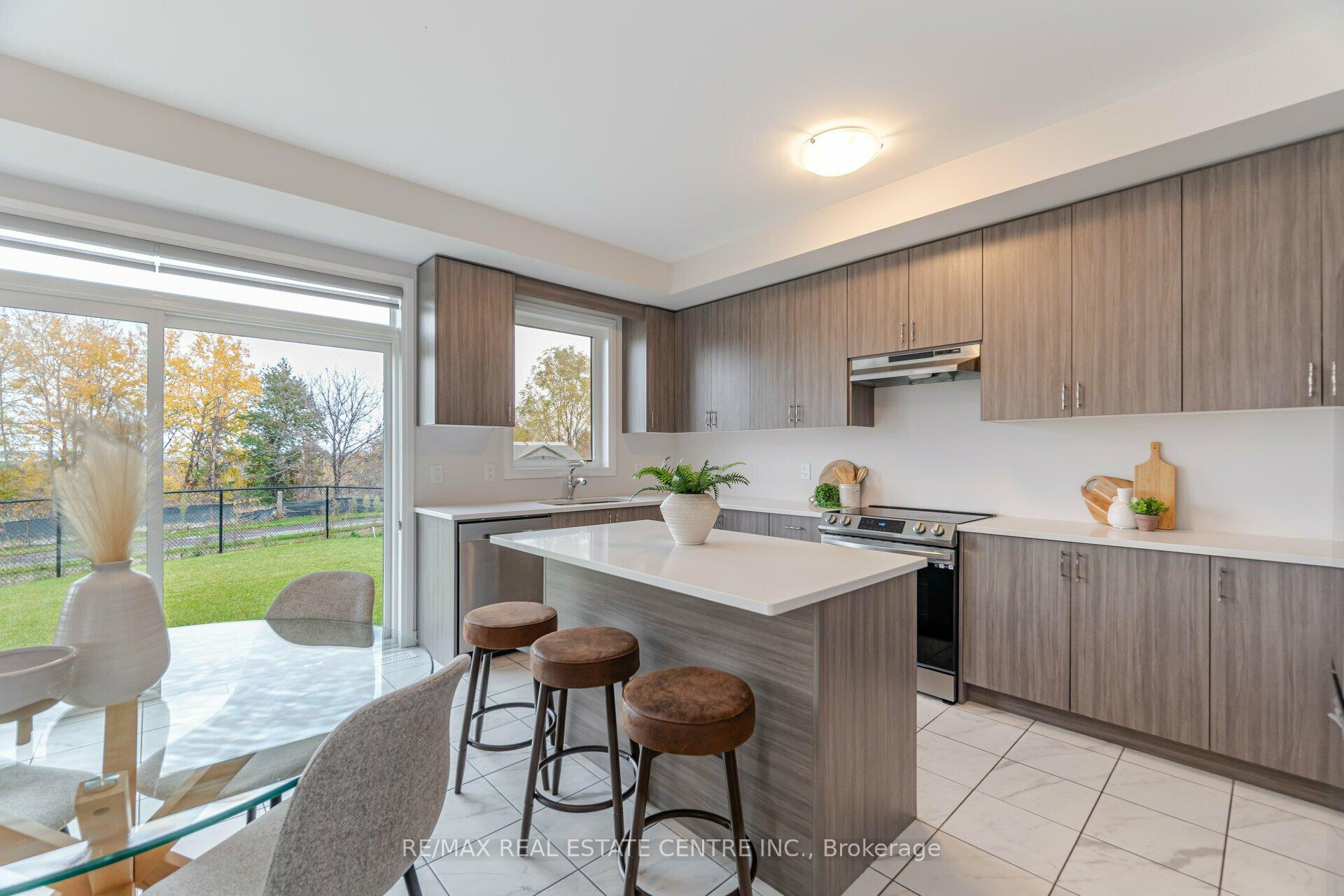 Photo 12 of 115 Crossmore Crescent, Cambridge — HOMEH