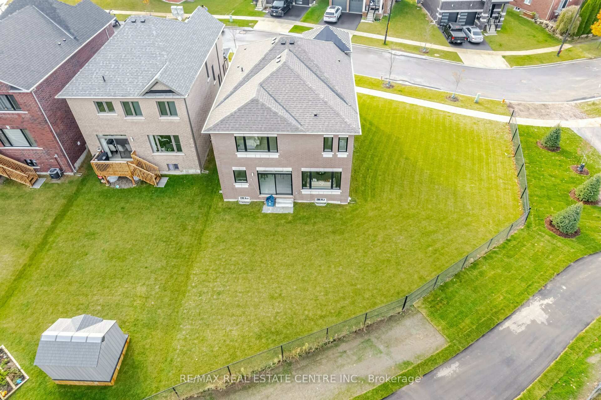 Photo 35 of 115 Crossmore Crescent, Cambridge — HOMEH