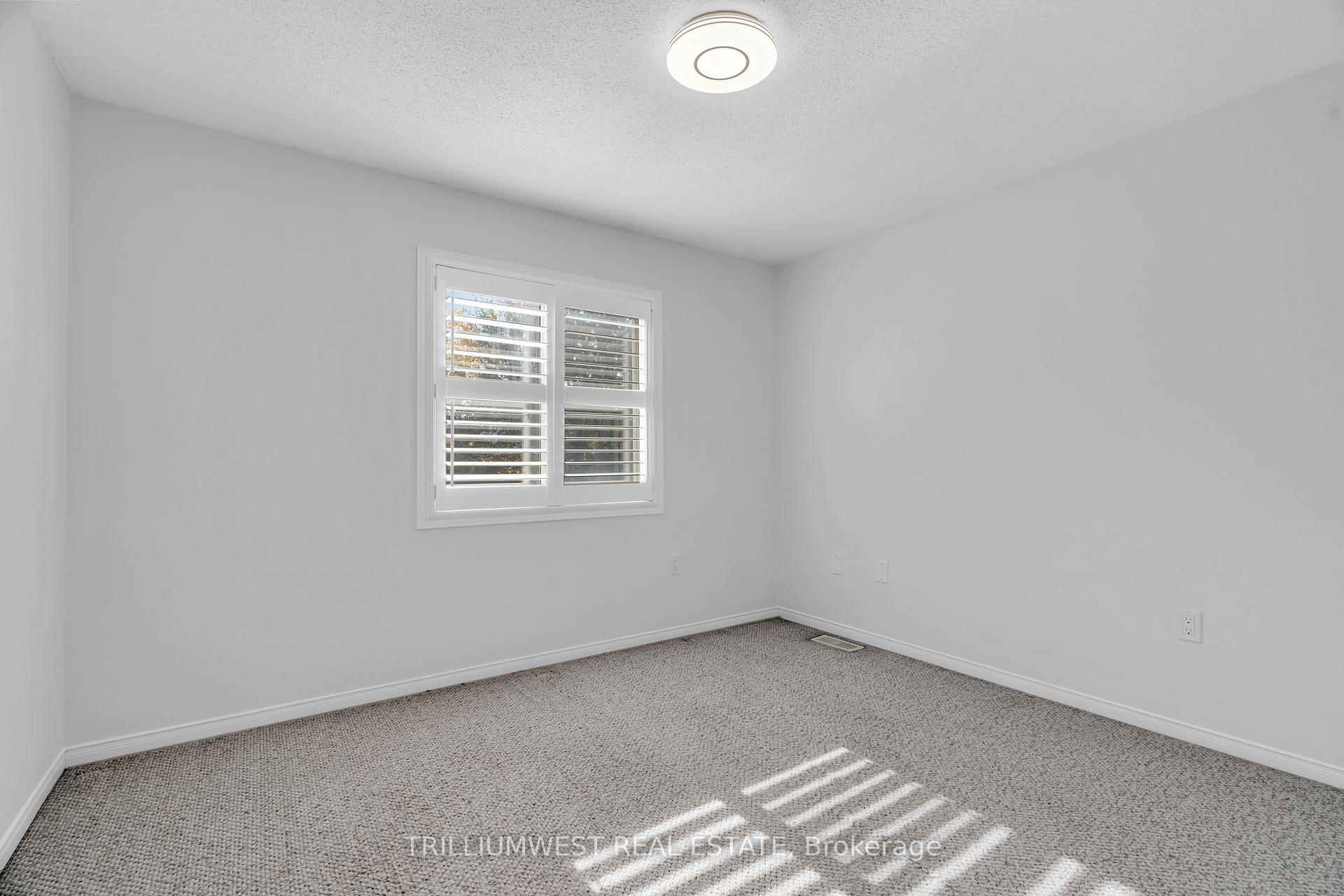 Photo 14 of 24 Kroeger Crescent, Cambridge — HOMEH