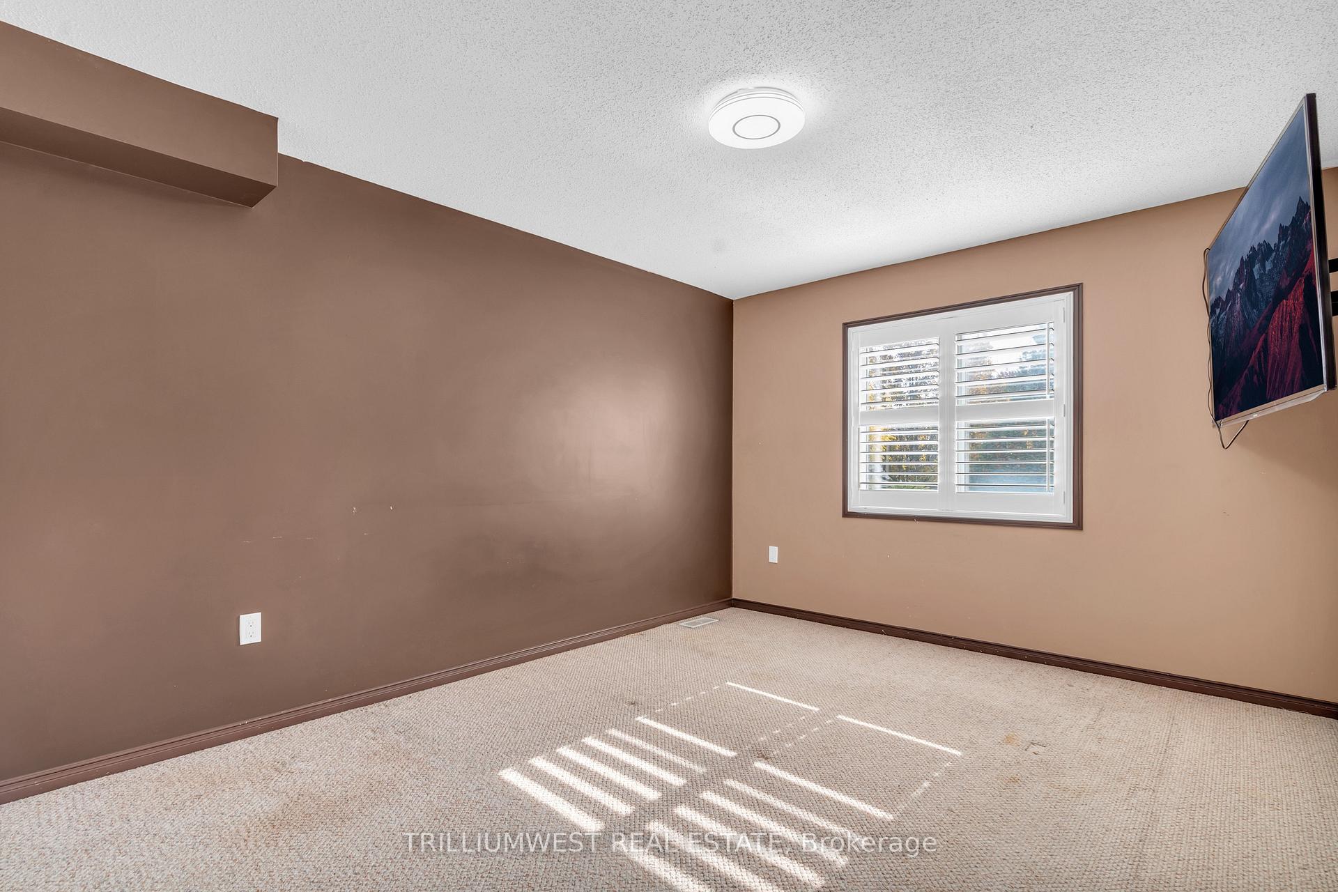 Photo 15 of 24 Kroeger Crescent, Cambridge — HOMEH