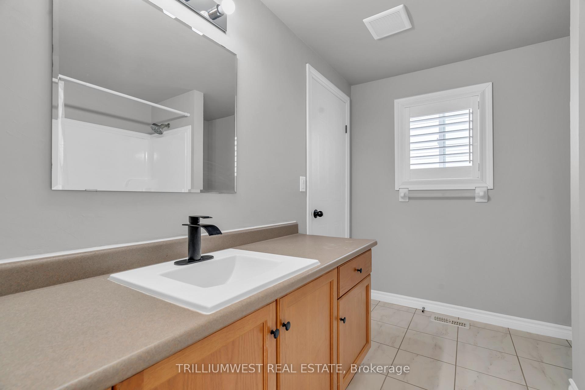 Photo 18 of 24 Kroeger Crescent, Cambridge — HOMEH