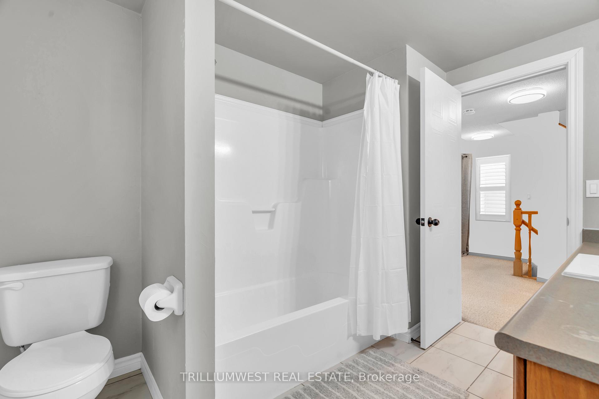 Photo 19 of 24 Kroeger Crescent, Cambridge — HOMEH