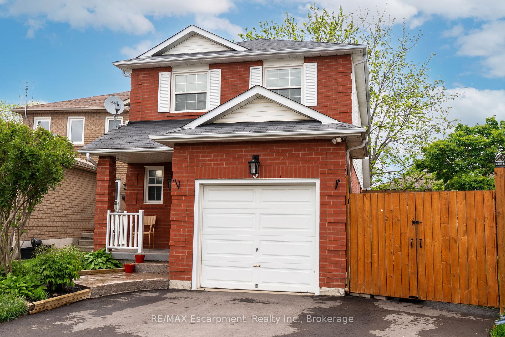 Photo 1 of 9 Barker Court, Clarington, Bowmanville — HOMEH