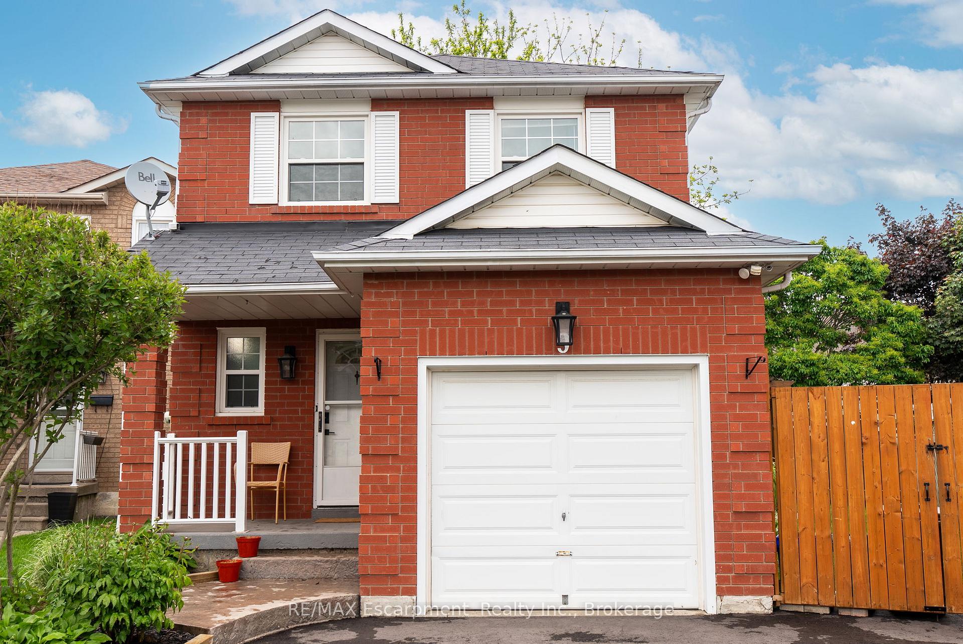 Photo 2 of 9 Barker Court, Clarington, Bowmanville — HOMEH
