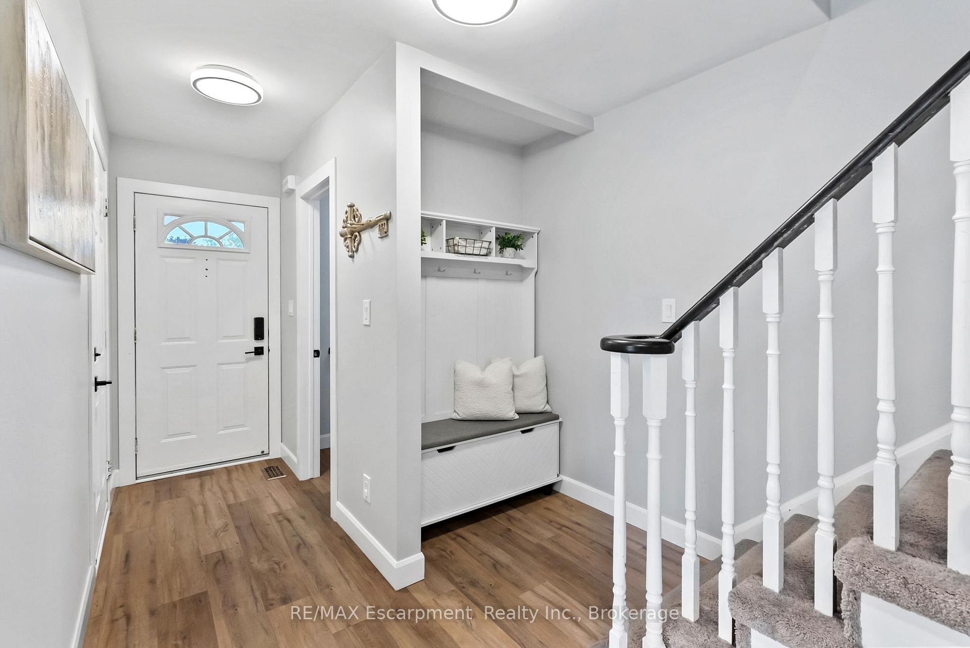 Photo 3 of 9 Barker Court, Clarington, Bowmanville — HOMEH