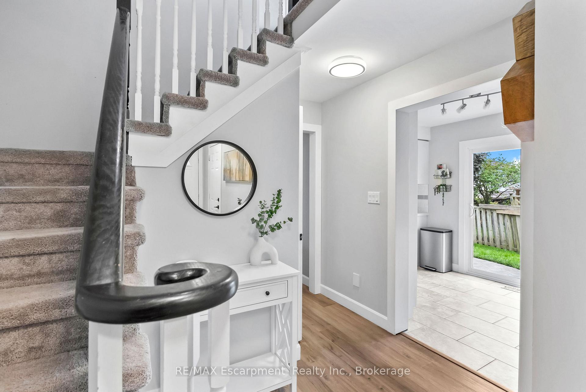 Photo 4 of 9 Barker Court, Clarington, Bowmanville — HOMEH