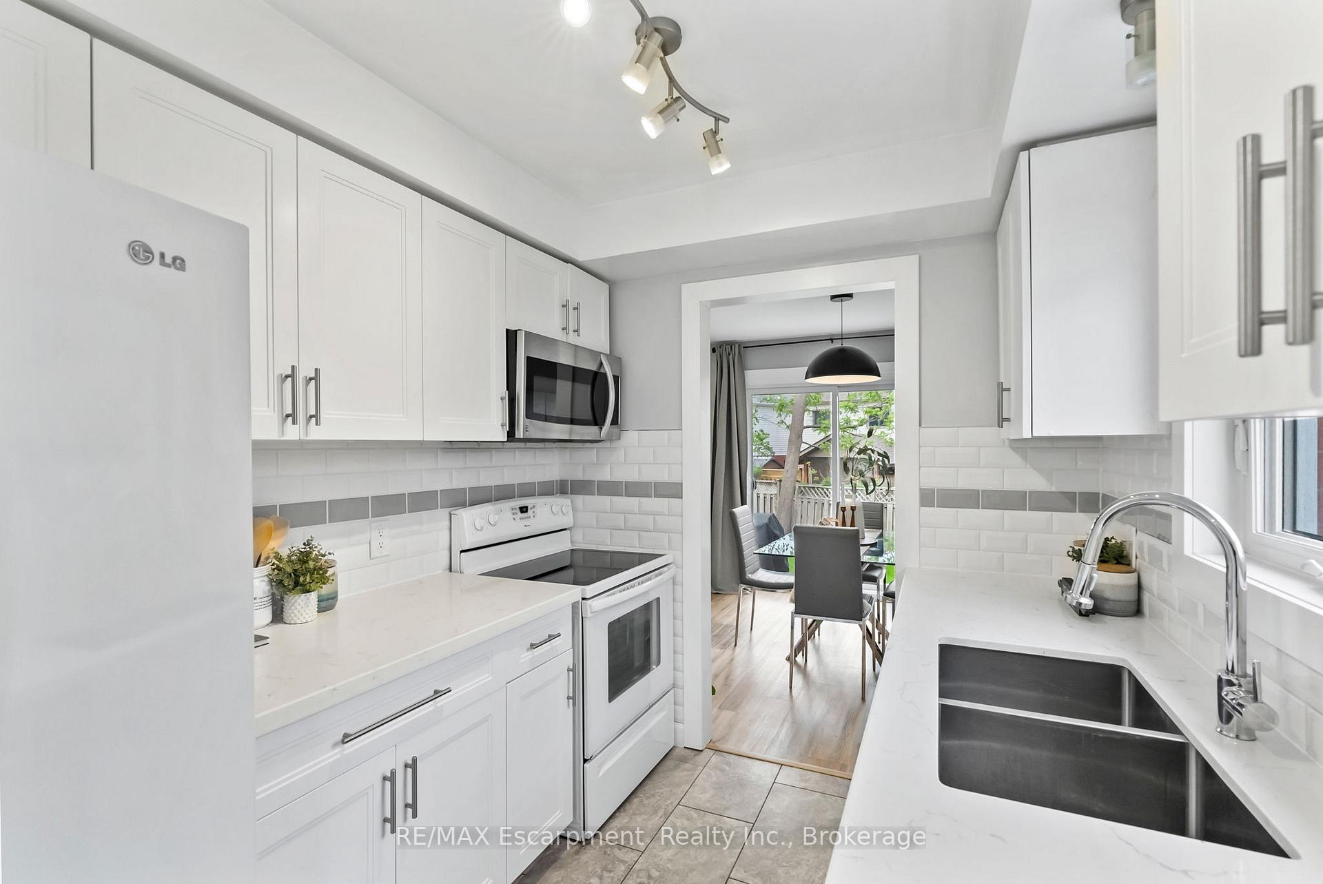 Photo 5 of 9 Barker Court, Clarington, Bowmanville — HOMEH