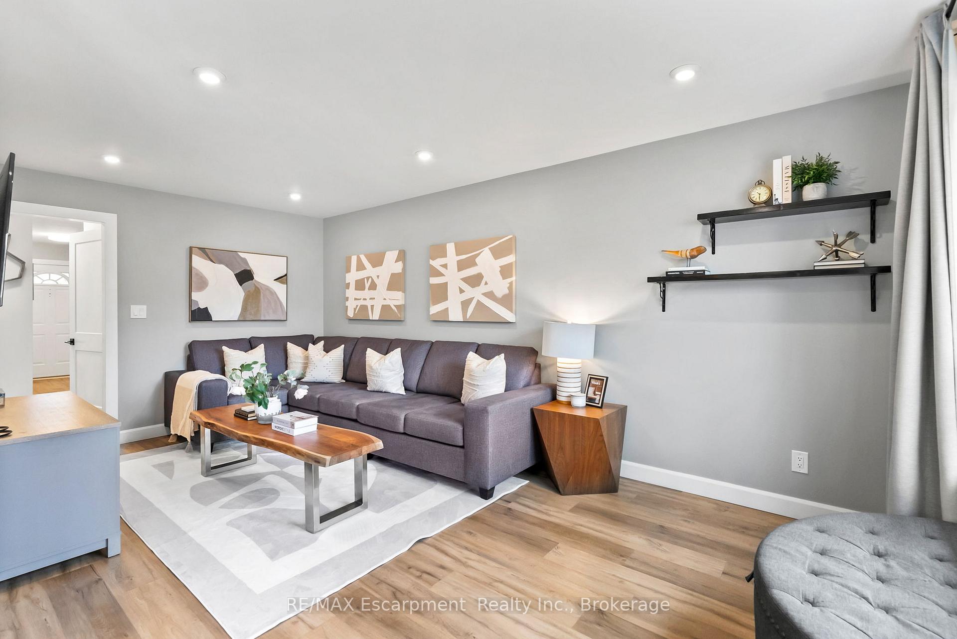 Photo 11 of 9 Barker Court, Clarington, Bowmanville — HOMEH