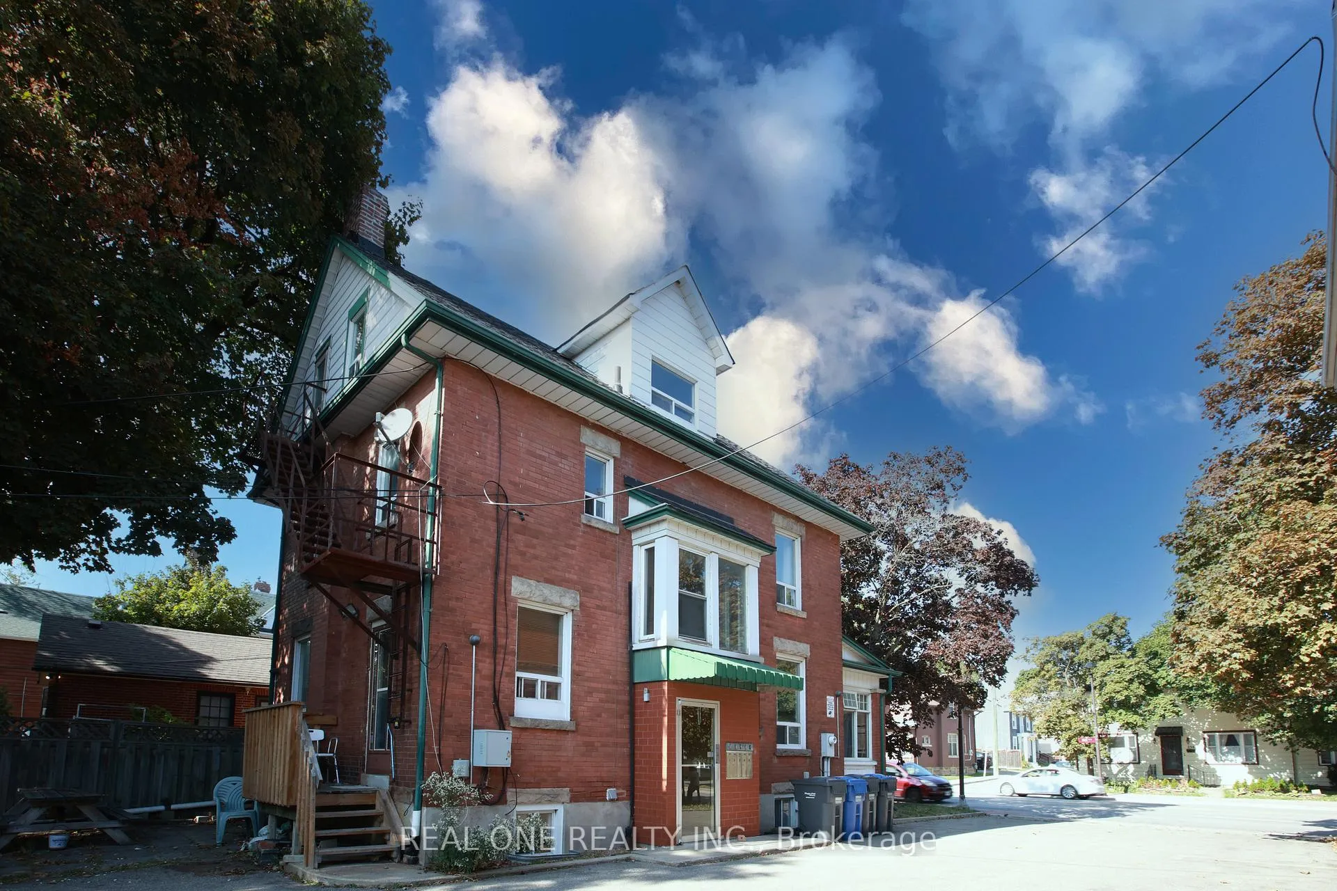 Photo 3 of Unit Unit 5, 239 Main Street N, Brampton, Downtown Brampton — HOMEH