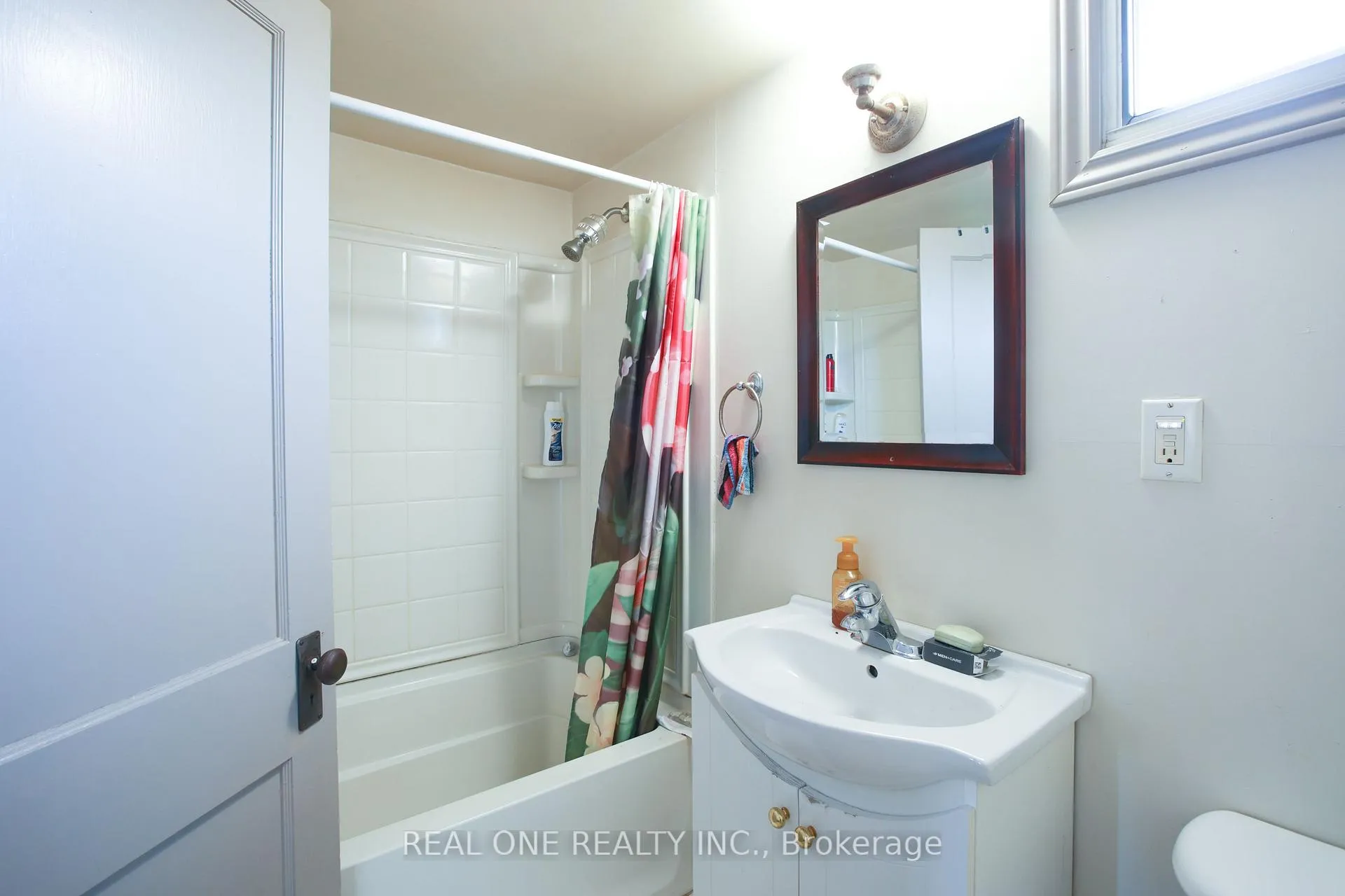 Photo 4 of Unit Unit 5, 239 Main Street N, Brampton, Downtown Brampton — HOMEH