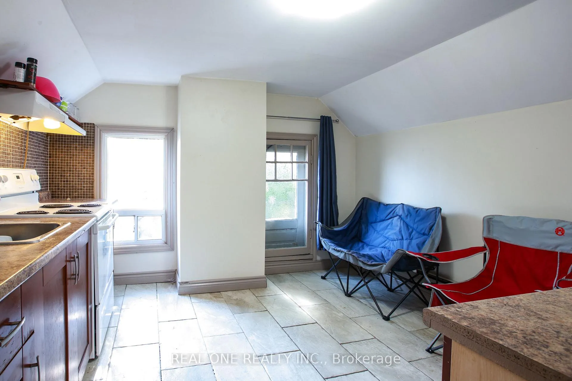 Photo 10 of Unit Unit 5, 239 Main Street N, Brampton, Downtown Brampton — HOMEH