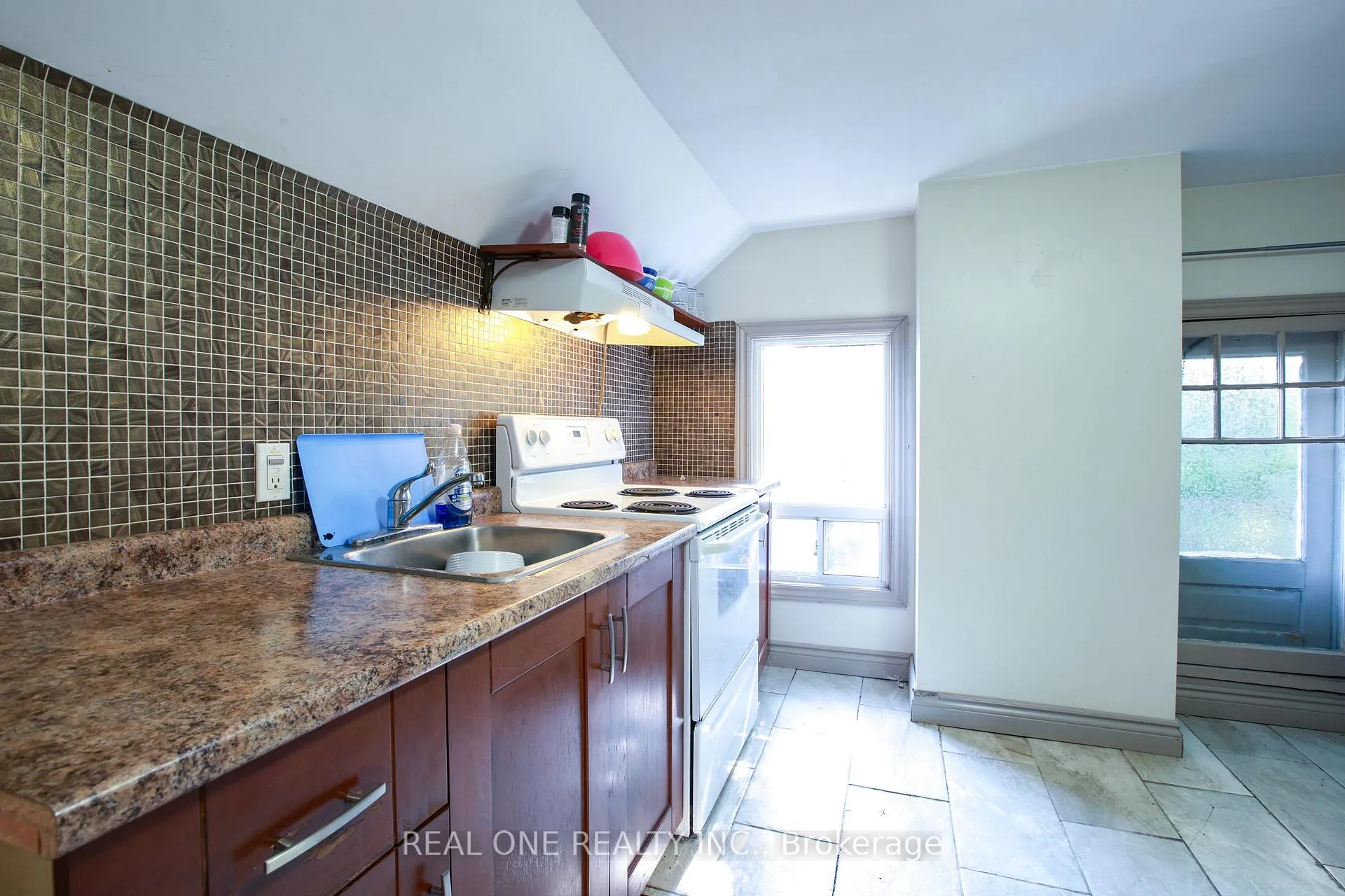Photo 11 of Unit Unit 5, 239 Main Street N, Brampton, Downtown Brampton — HOMEH