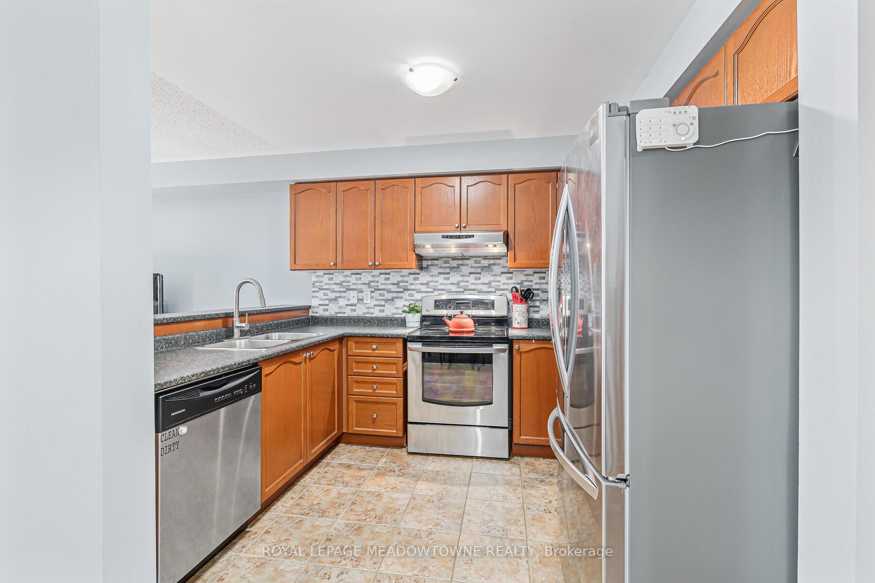 Photo 8 of Unit 11, 102 Cedarbrook Road, Brampton, Sandringham-Wellington — HOMEH