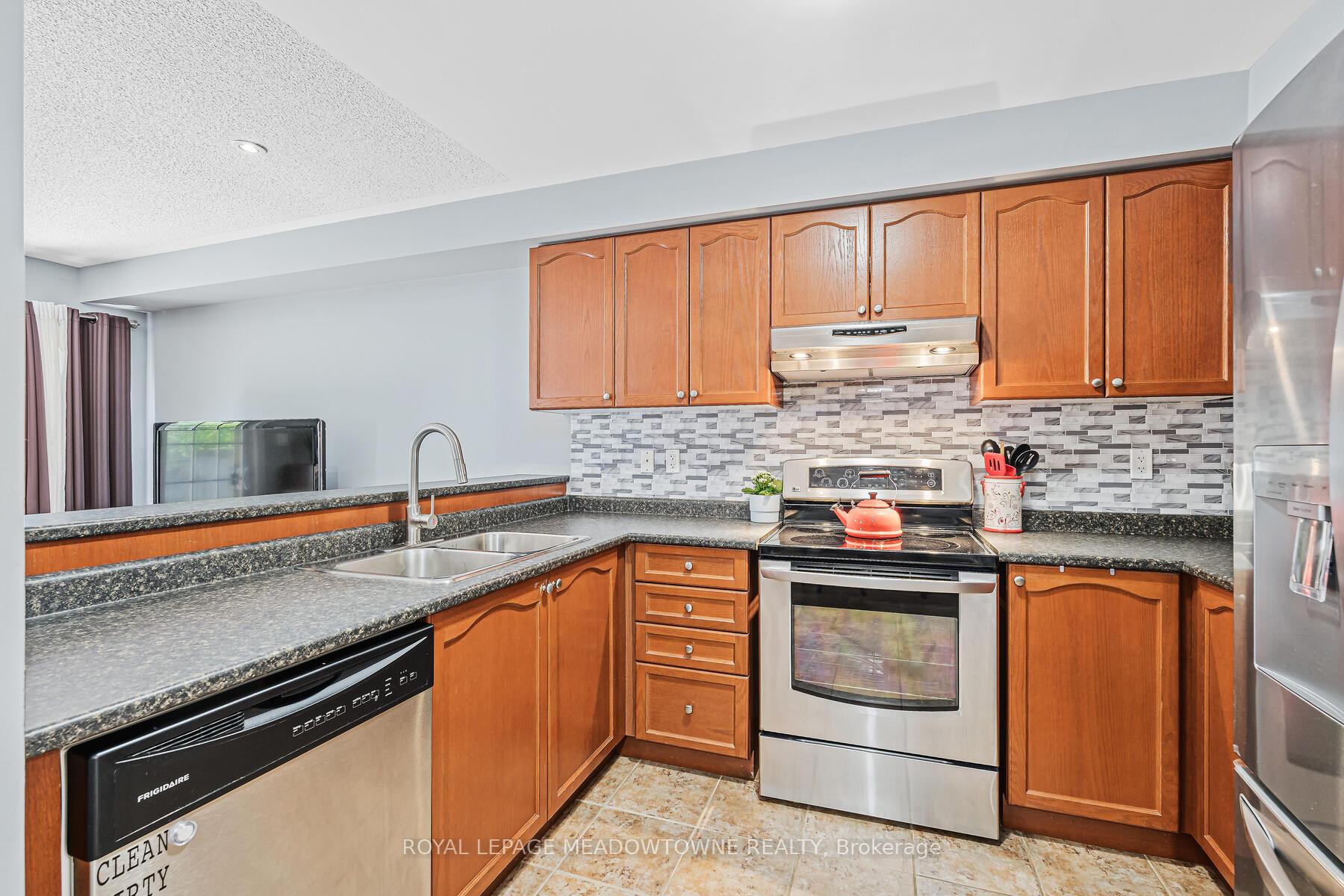 Photo 10 of Unit 11, 102 Cedarbrook Road, Brampton, Sandringham-Wellington — HOMEH