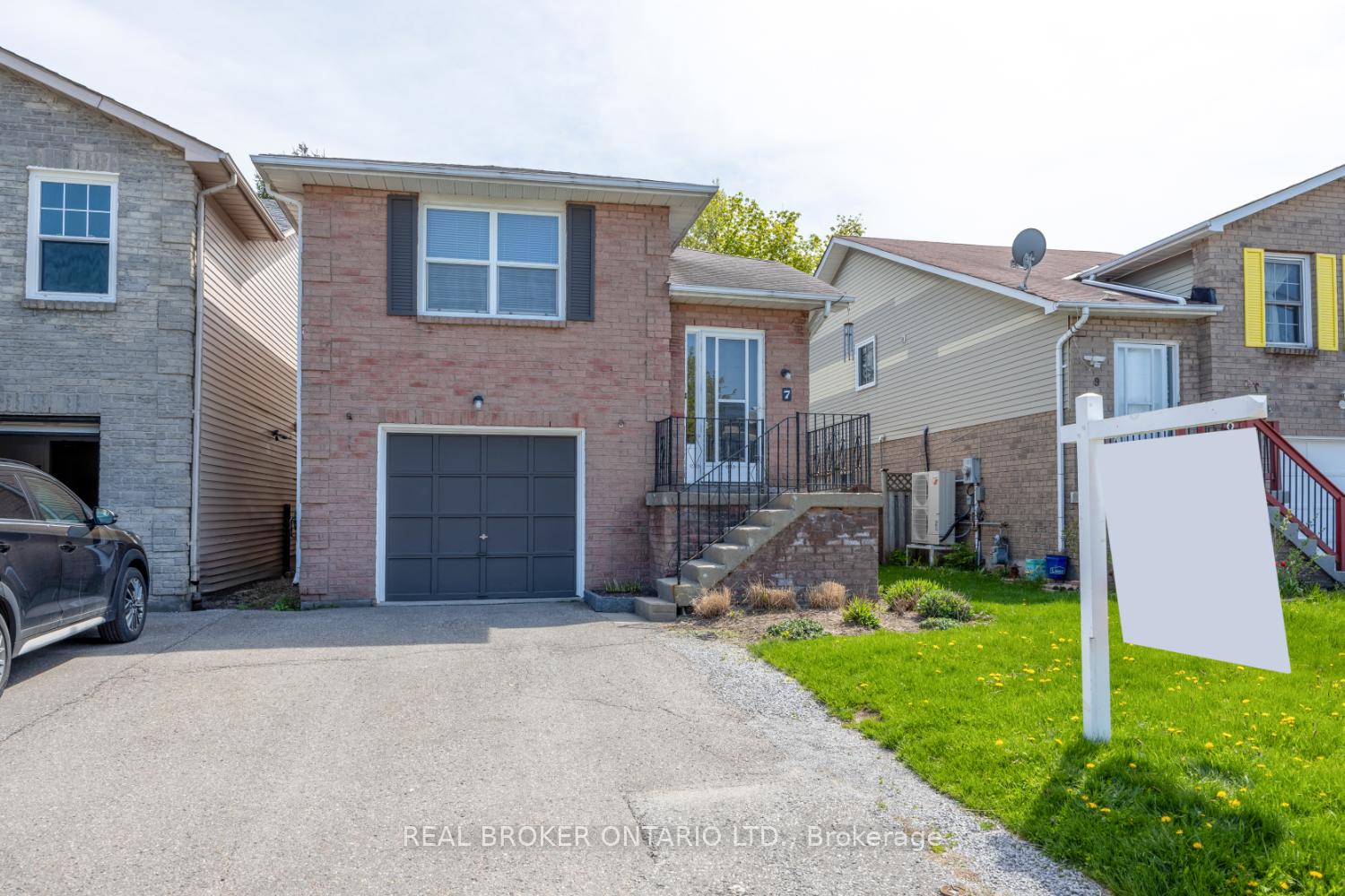 Photo 1 of 7 Kingsview Court, Clarington, Courtice — HOMEH