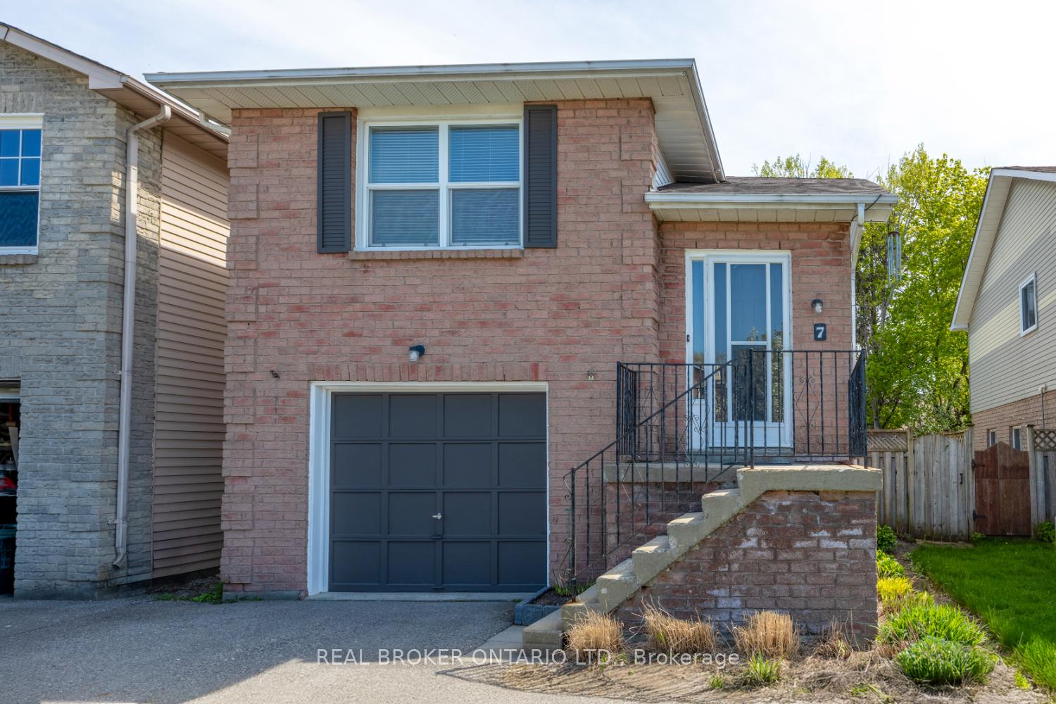 Photo 2 of 7 Kingsview Court, Clarington, Courtice — HOMEH