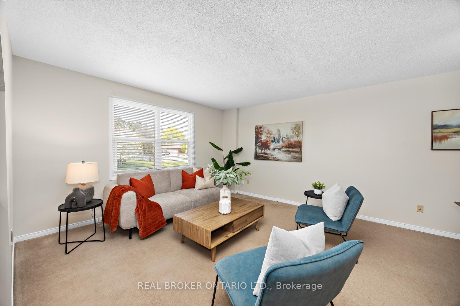 Photo 3 of 7 Kingsview Court, Clarington, Courtice — HOMEH