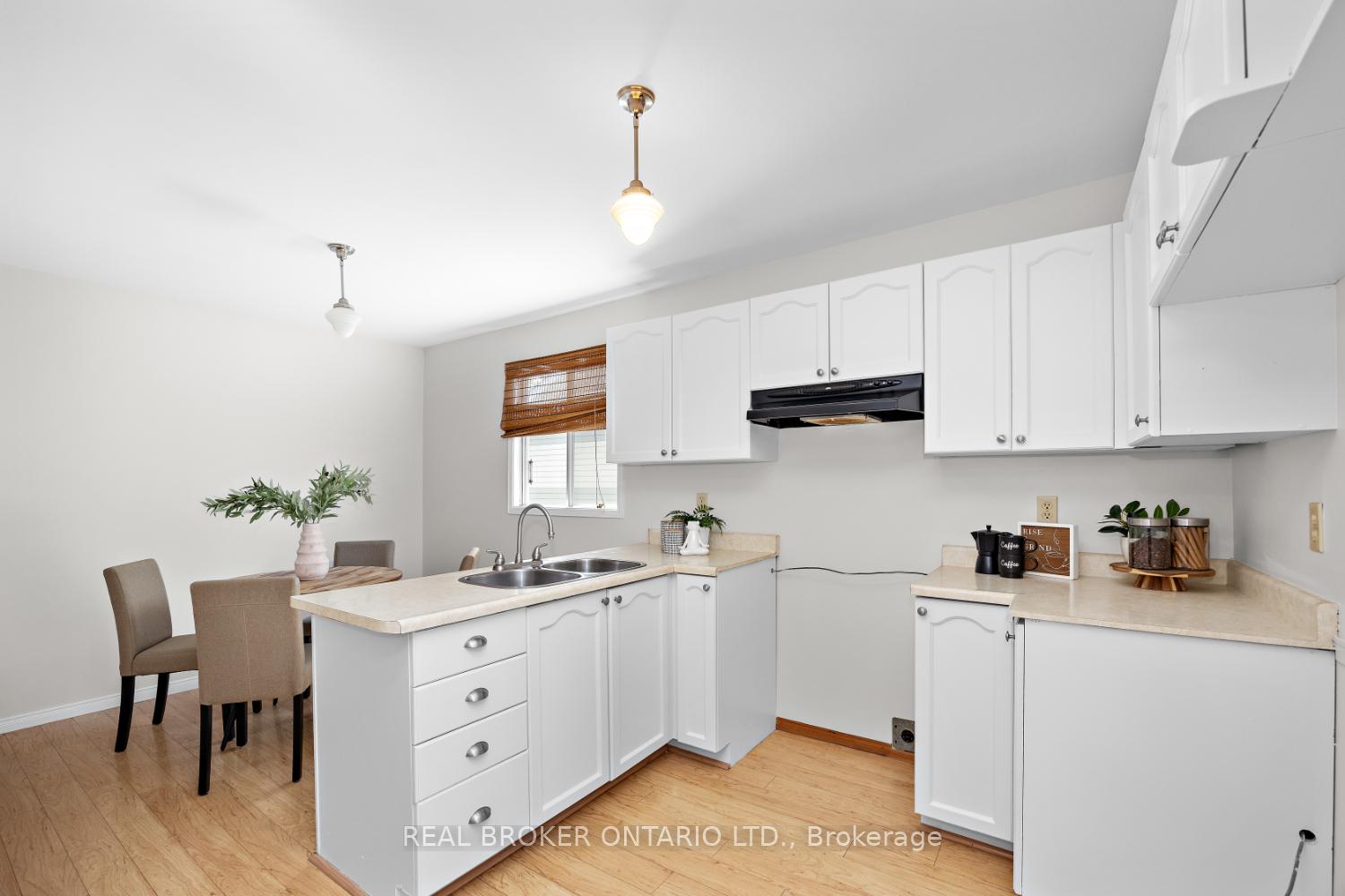 Photo 9 of 7 Kingsview Court, Clarington, Courtice — HOMEH