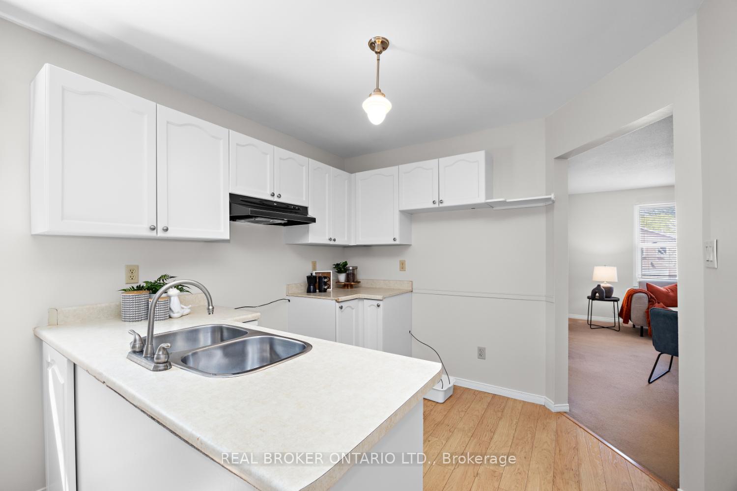 Photo 10 of 7 Kingsview Court, Clarington, Courtice — HOMEH