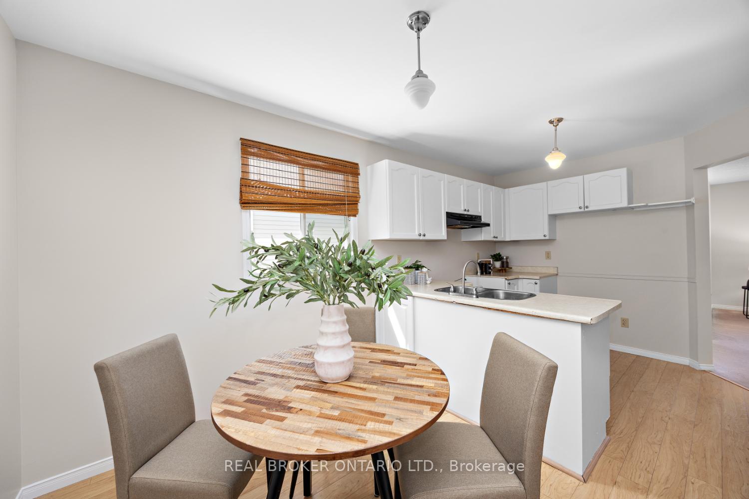 Photo 11 of 7 Kingsview Court, Clarington, Courtice — HOMEH