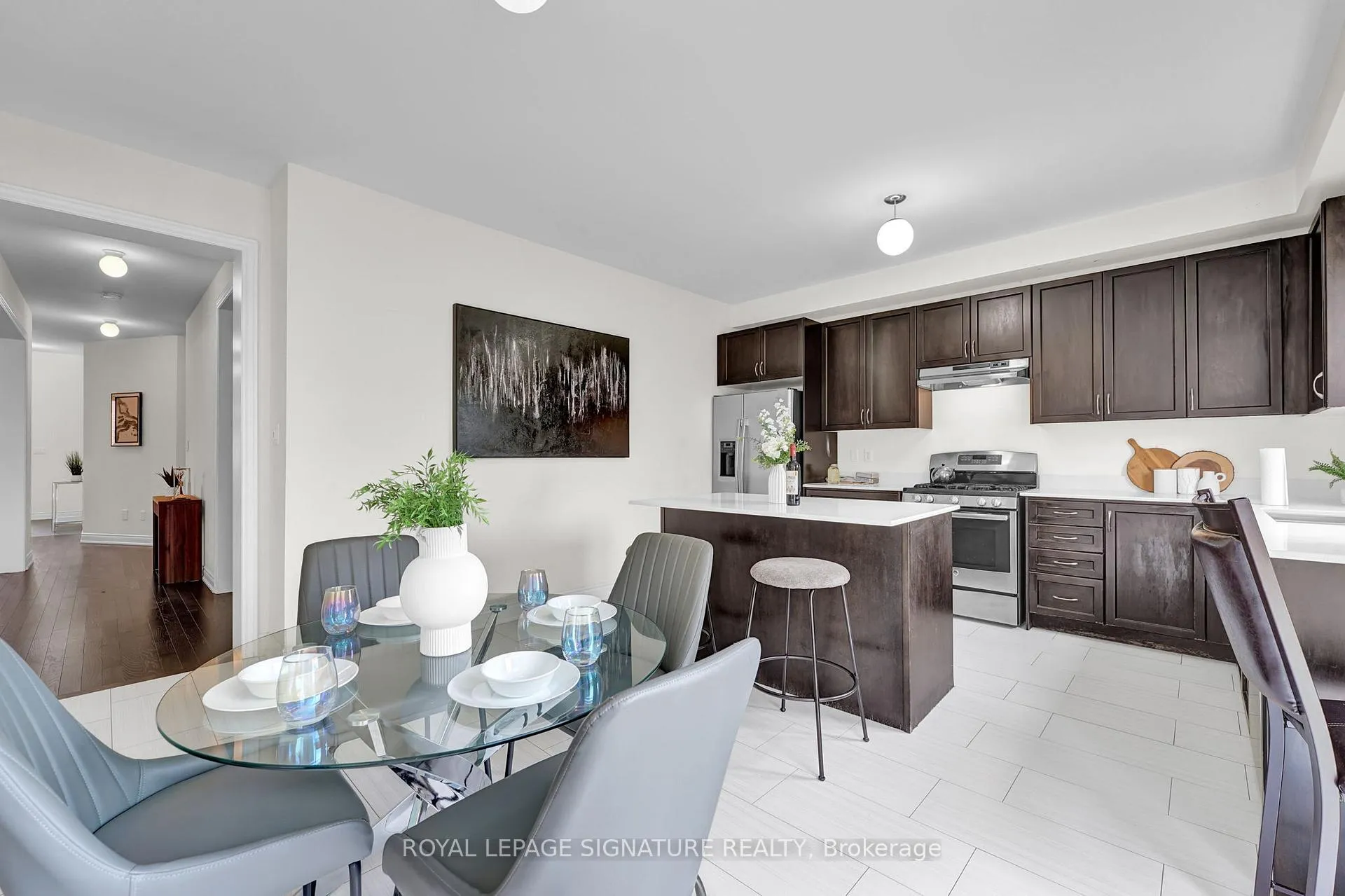 Photo 11 of 58 Orangeblossom Trail, Brampton, Credit Valley — HOMEH