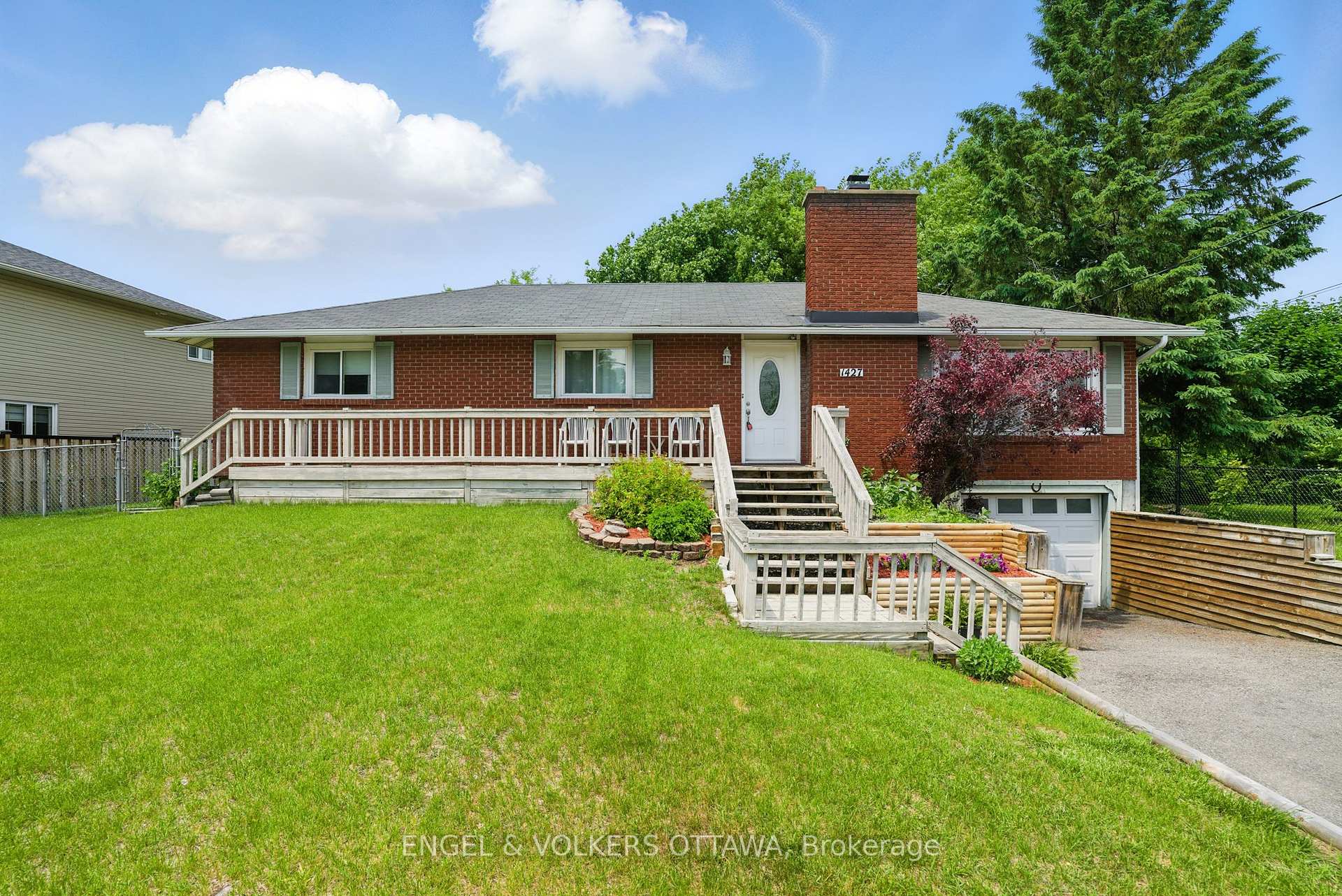 Front of 1427 Rosebella Avenue