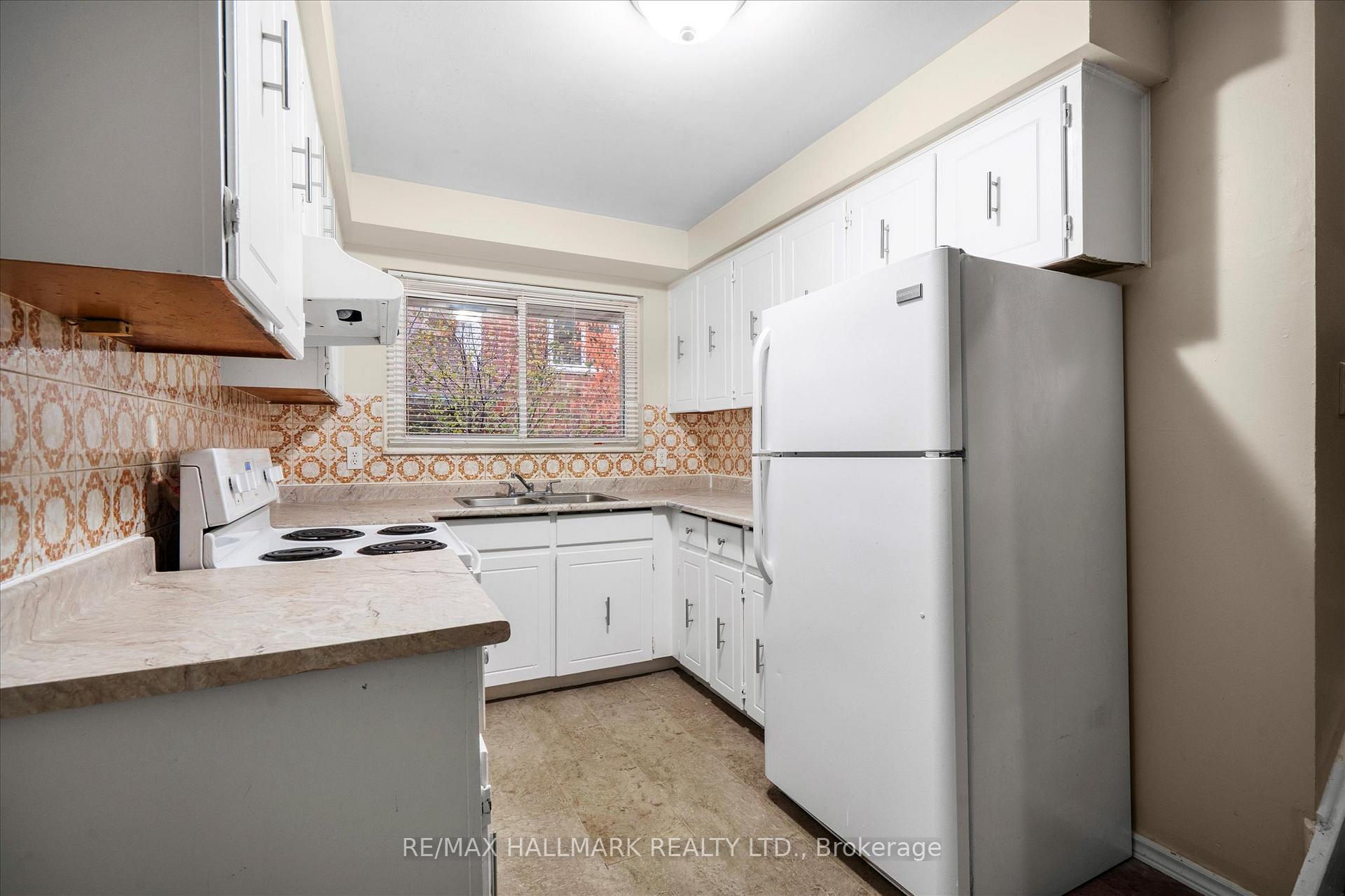 Photo 12 of Unit Upper, 80 Madison Street, Brampton, Central Park — HOMEH